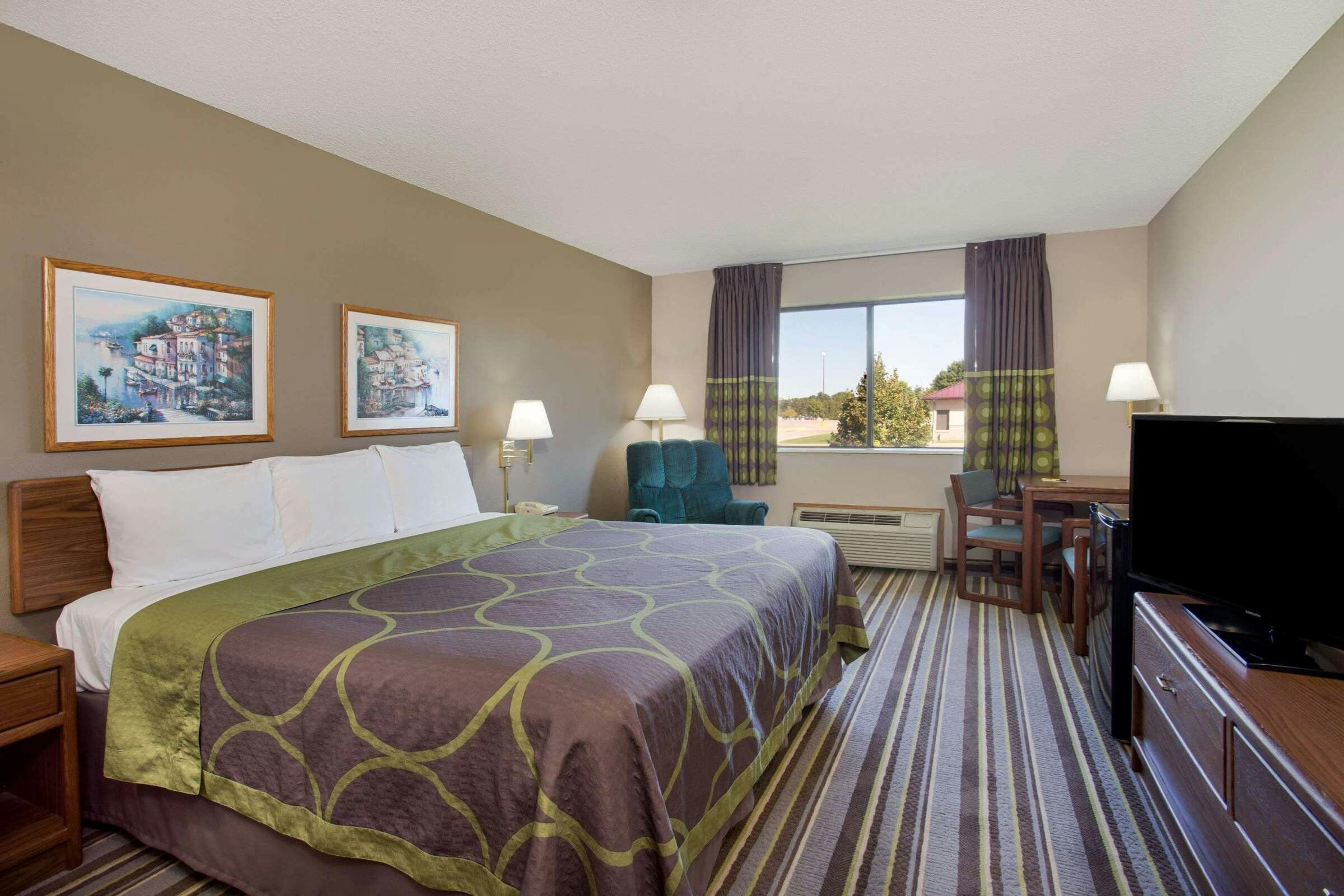 Hotel Super 8 by Wyndham Charles City photo 4