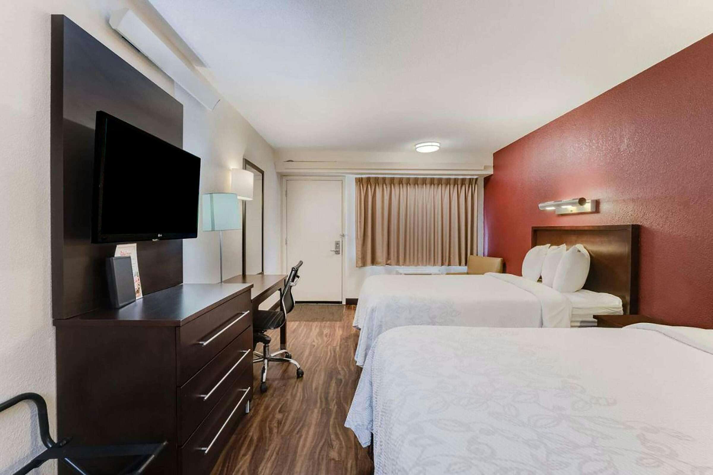 Hotel Super 8 by Wyndham Deerfield/Northbrook photo 3