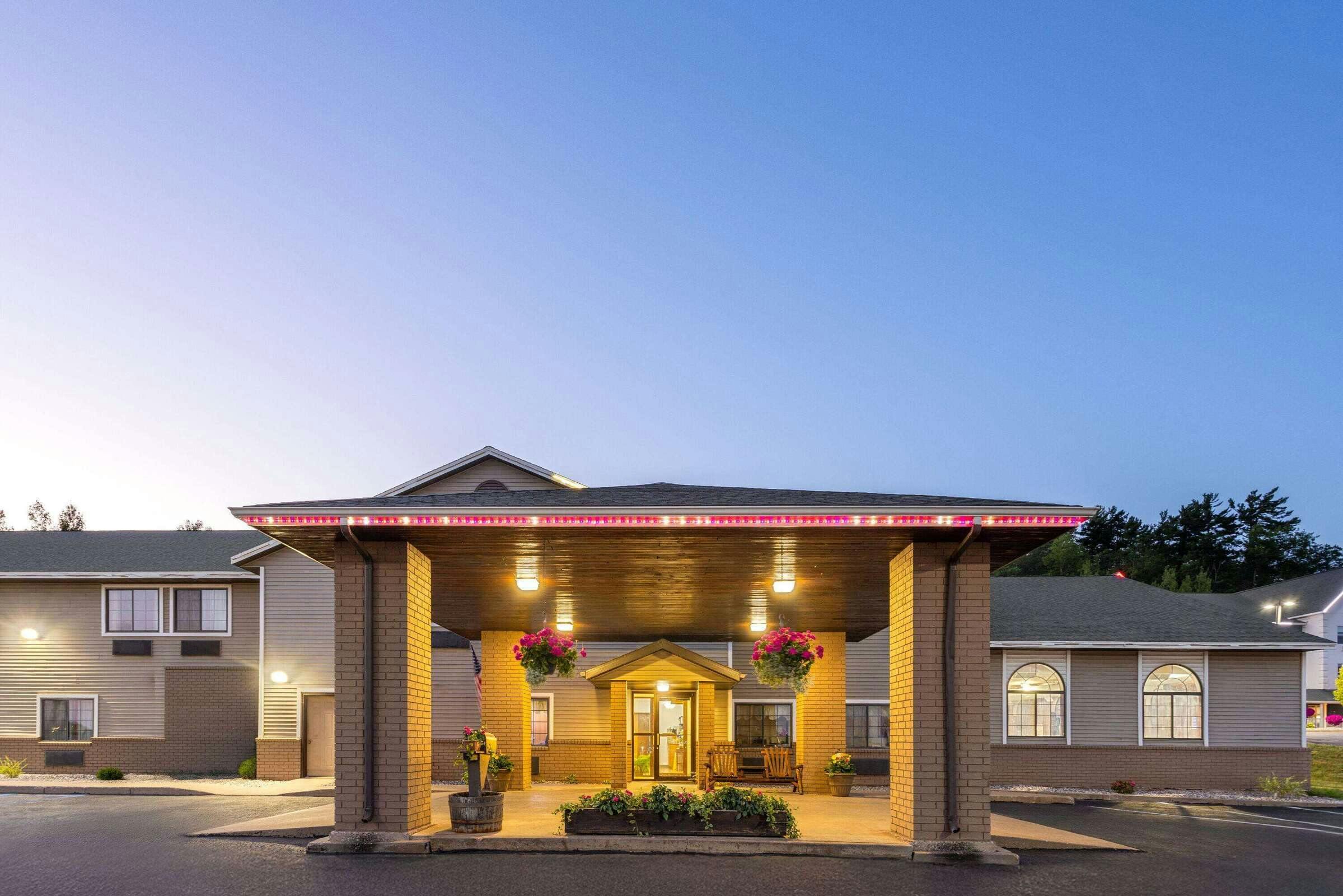 Hotel Days Inn by Wyndham Iron Mountain photo 2