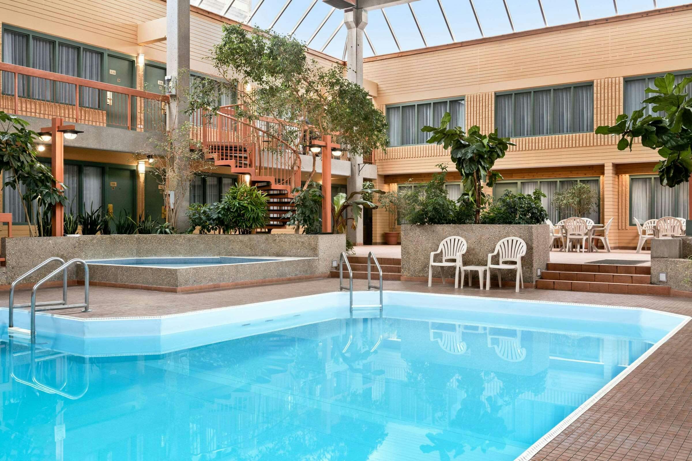 Hotel Travelodge by Wyndham Winnipeg East photo 2