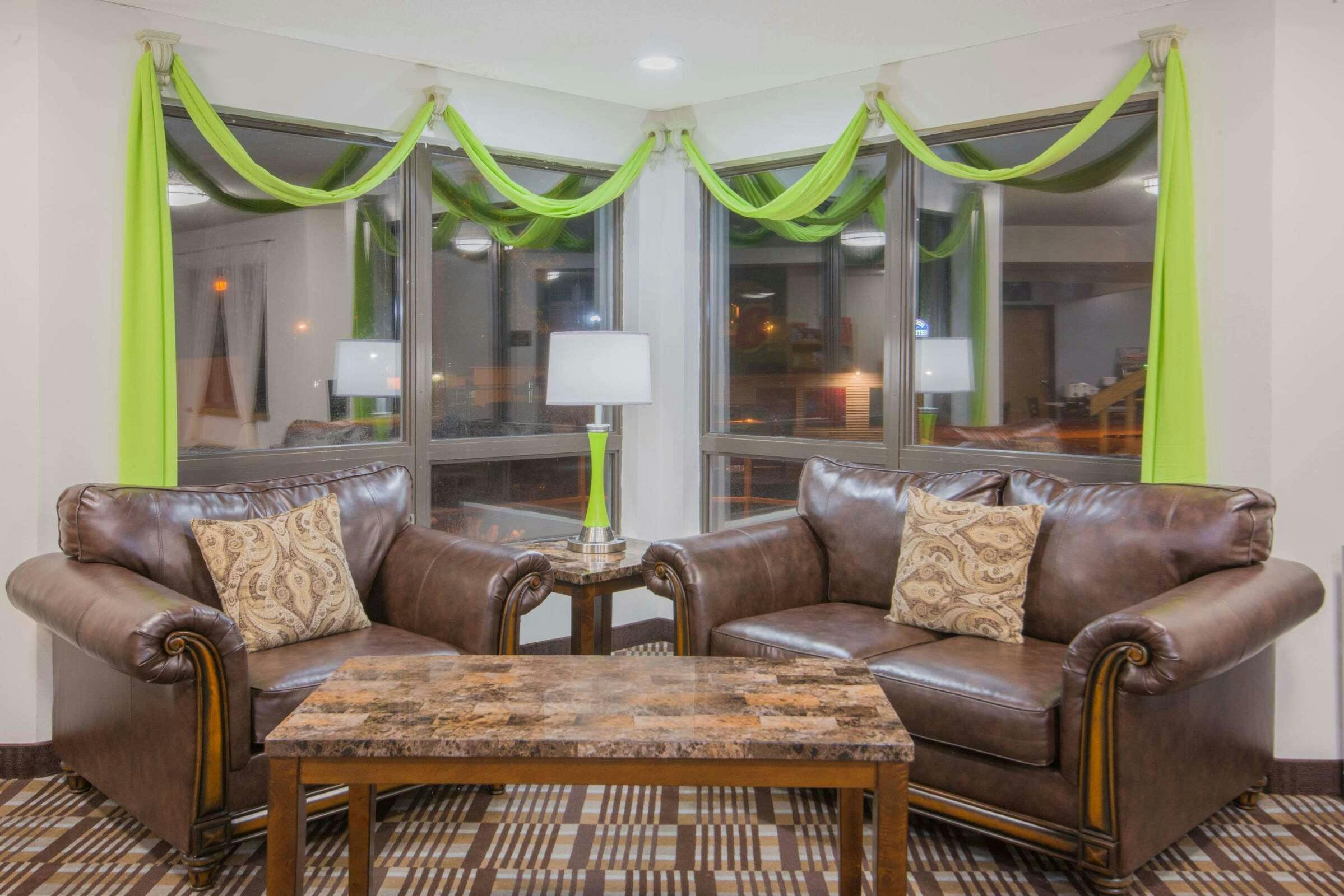 Hotel Super 8 by Wyndham Toledo photo 1