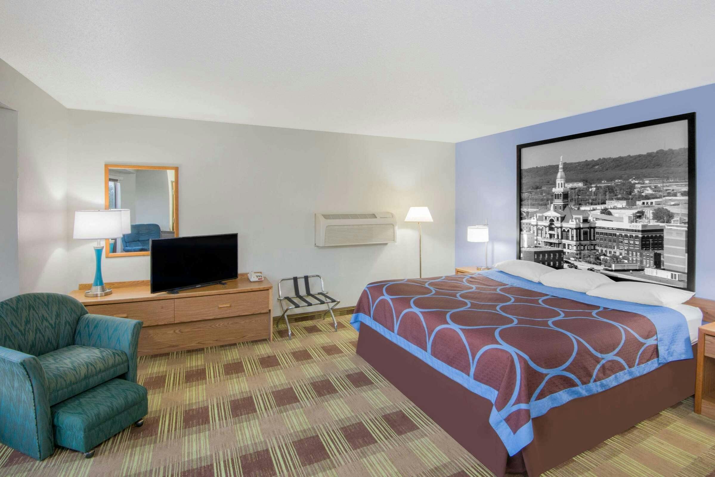 Hotel Super 8 by Wyndham Toledo photo 2