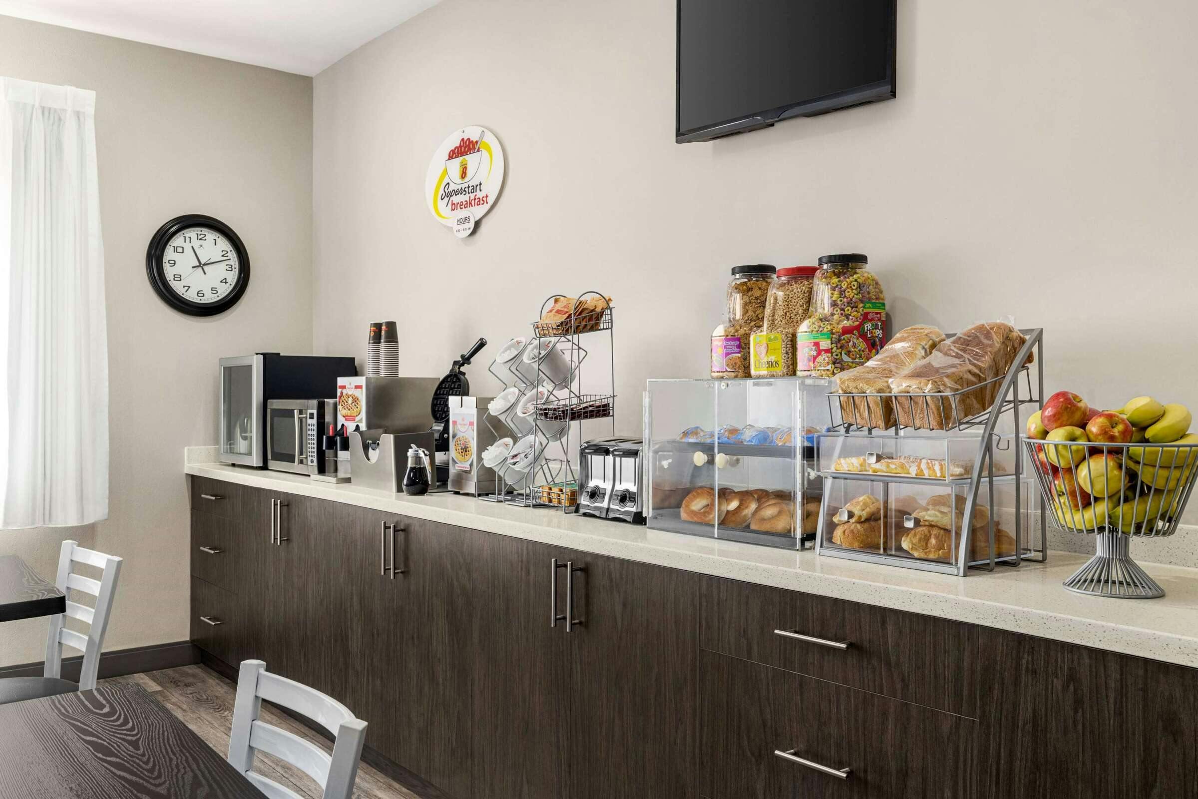 Hotel Super 8 by Wyndham Sarnia ON photo 3