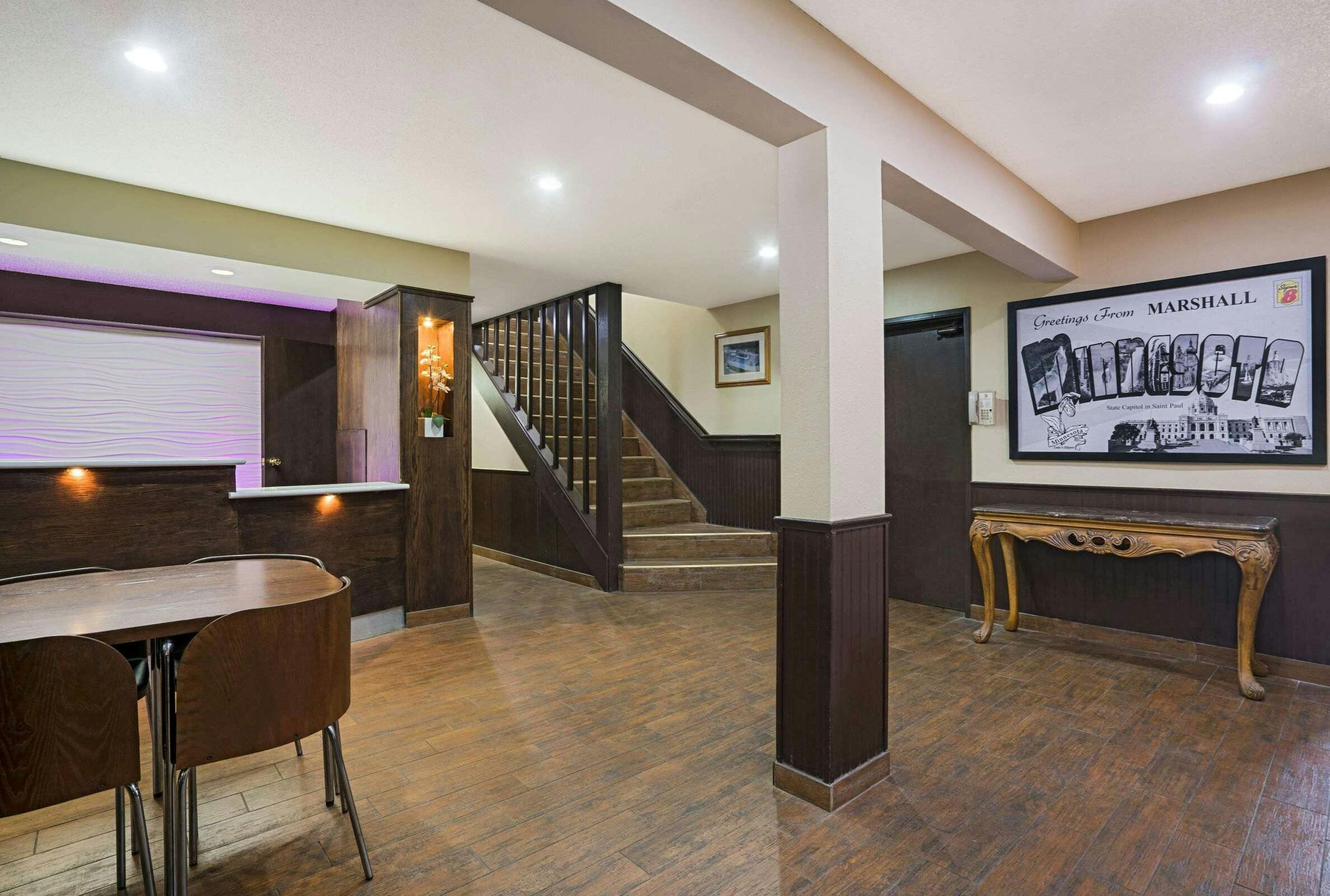 Hotel Super 8 Marshall photo 1