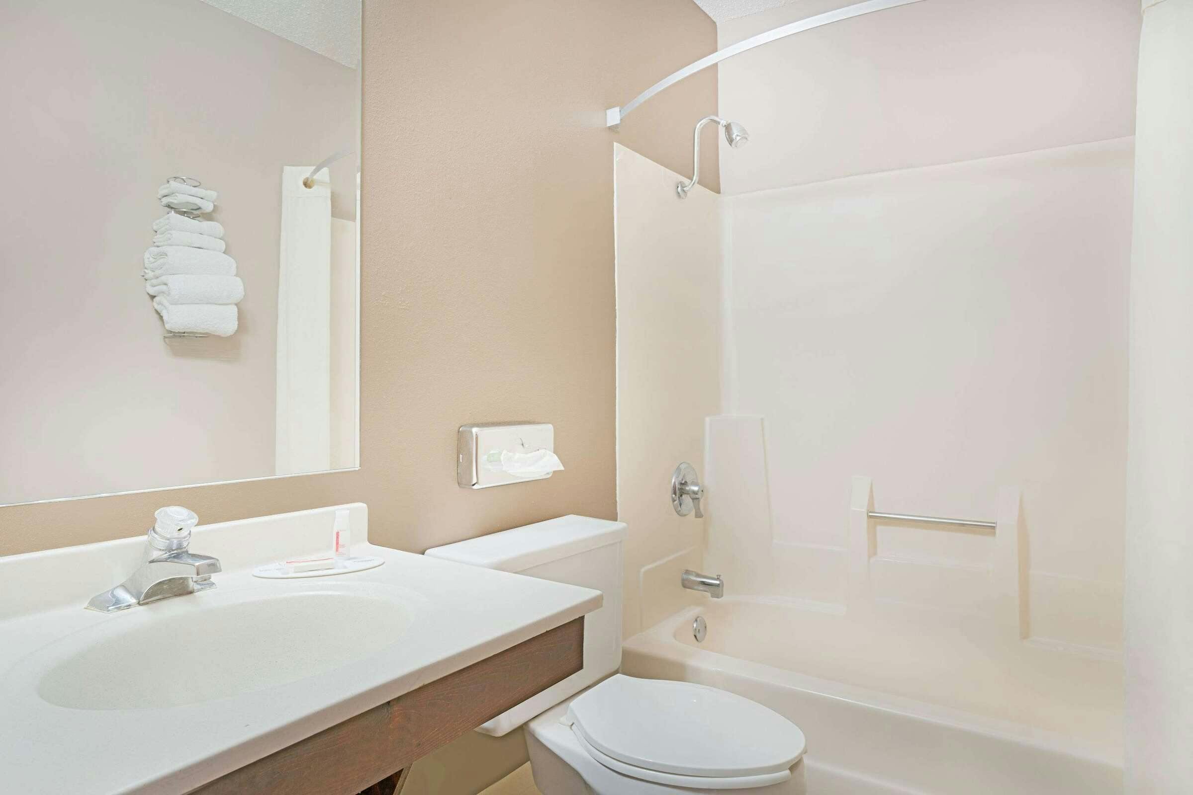 Hotel Super 8 Marshall photo 4