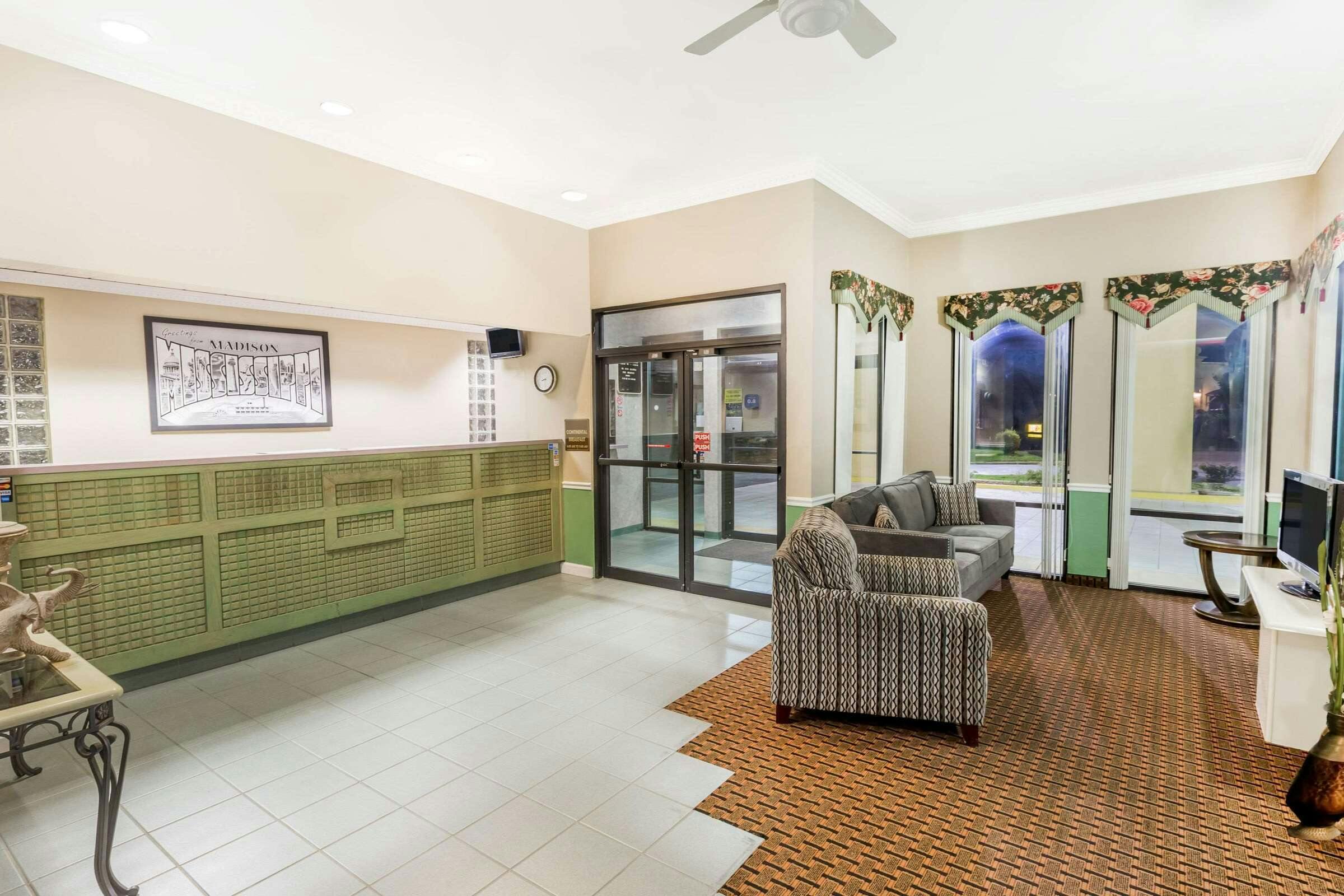 Hotel Super 8 Madison Ridgeland Are photo 2