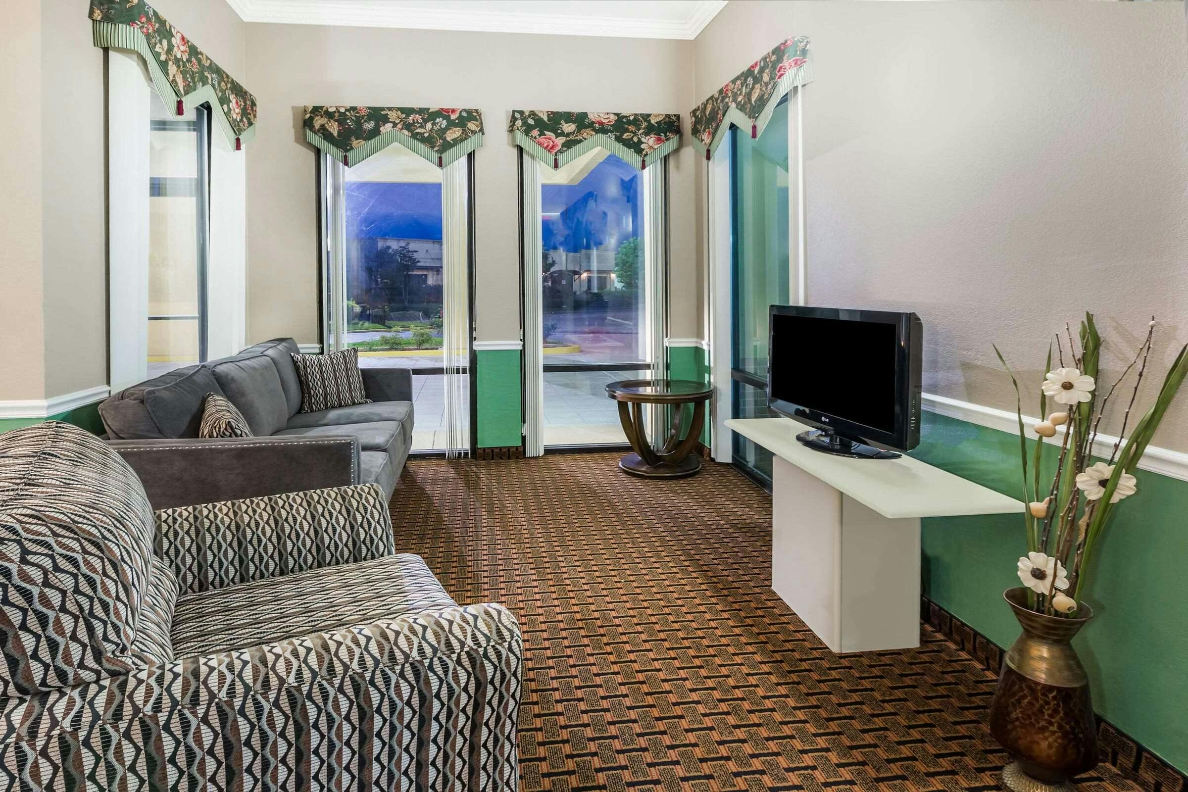 Hotel Super 8 Madison Ridgeland Are photo 3