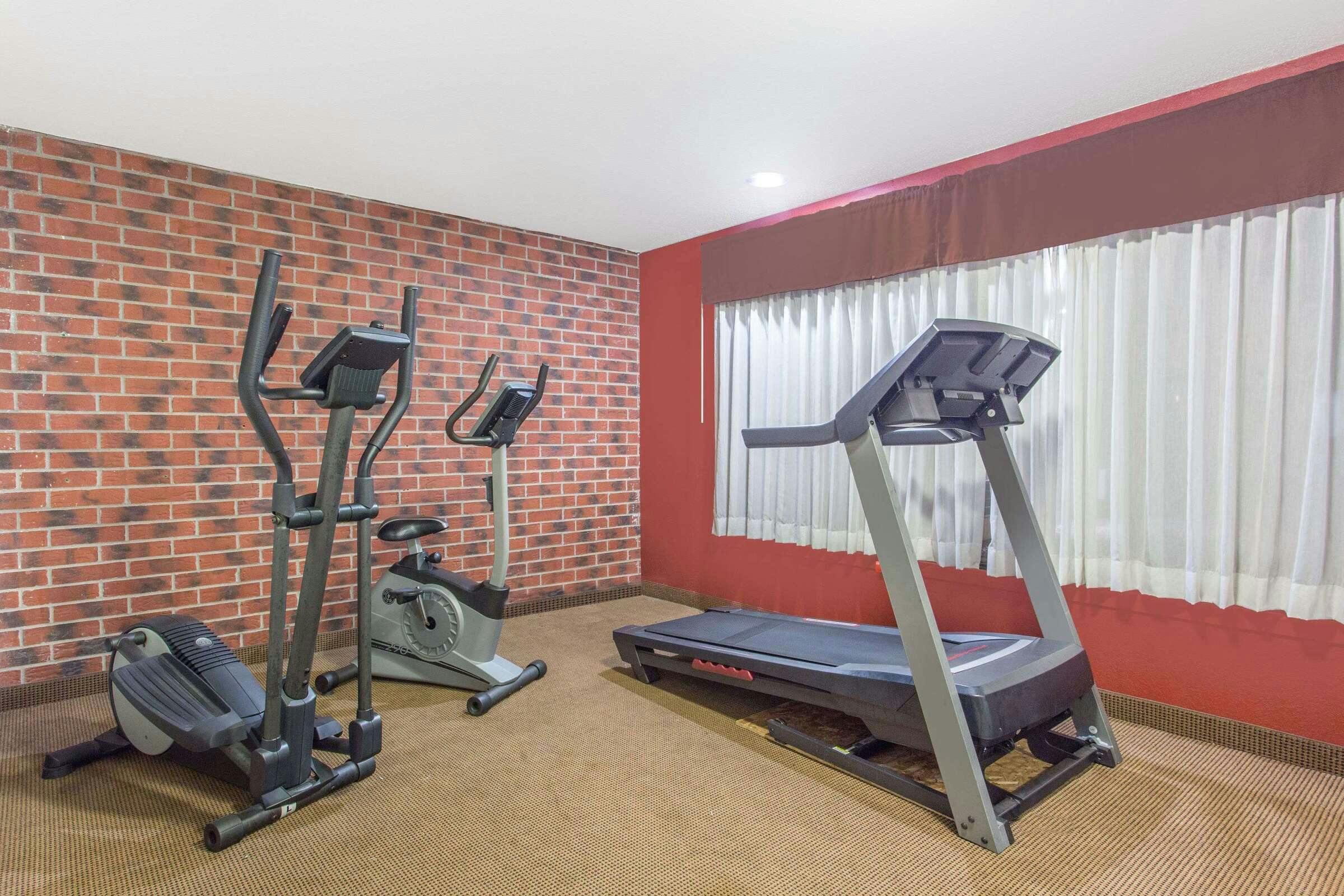 Hotel Baymont by Wyndham Dubuque photo 2