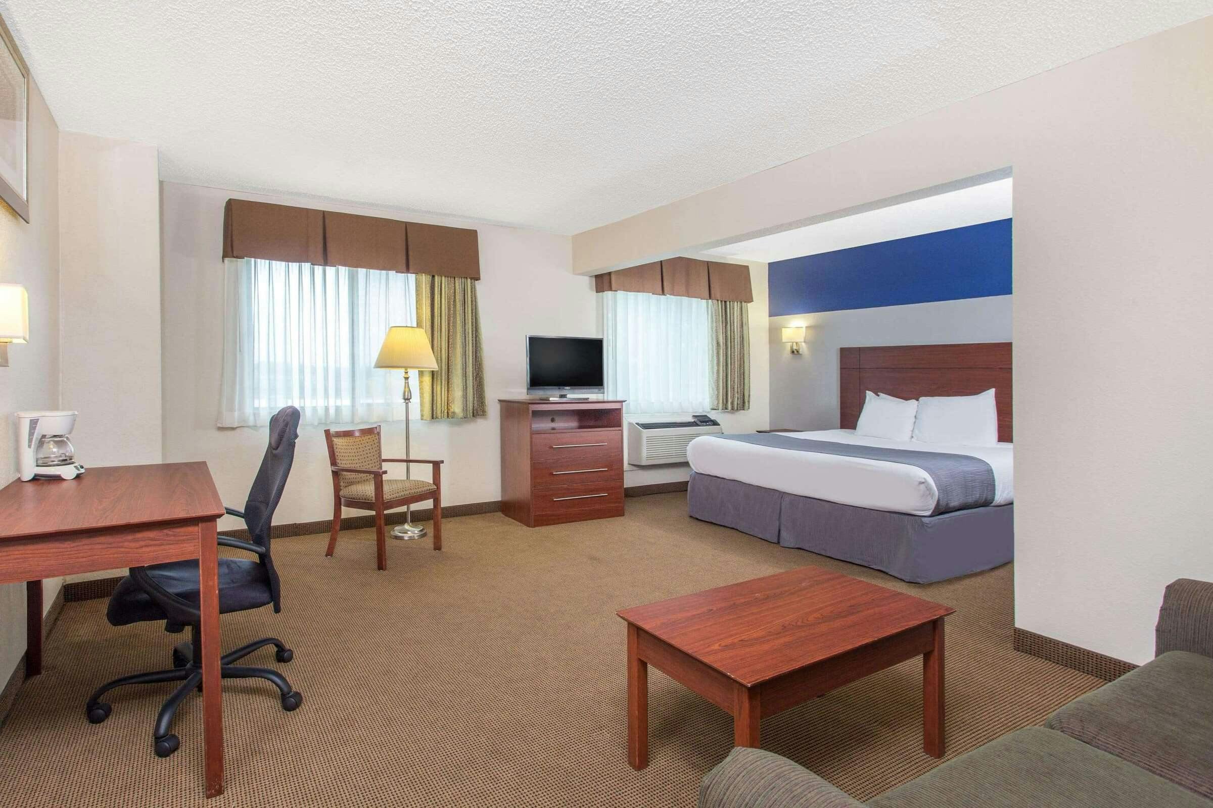 Hotel Baymont by Wyndham Dubuque photo 3