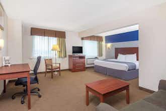 Hotel Baymont Inn and Suites Dubuque photo 3