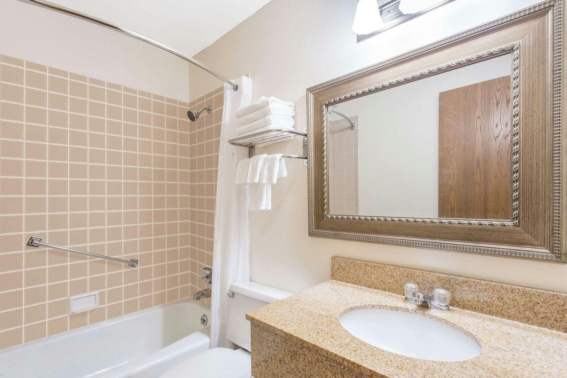 Hotel Baymont by Wyndham Dubuque photo 5