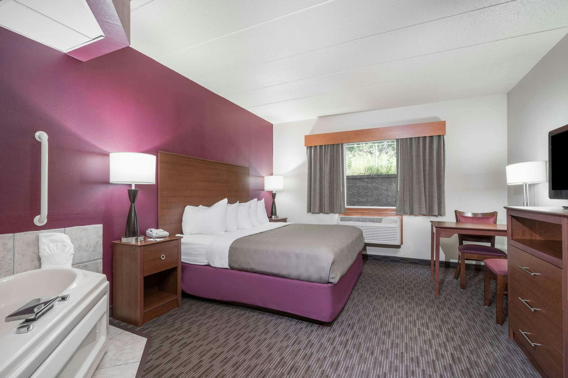 Hotel AmericInn by Wyndham Baldwin photo 1