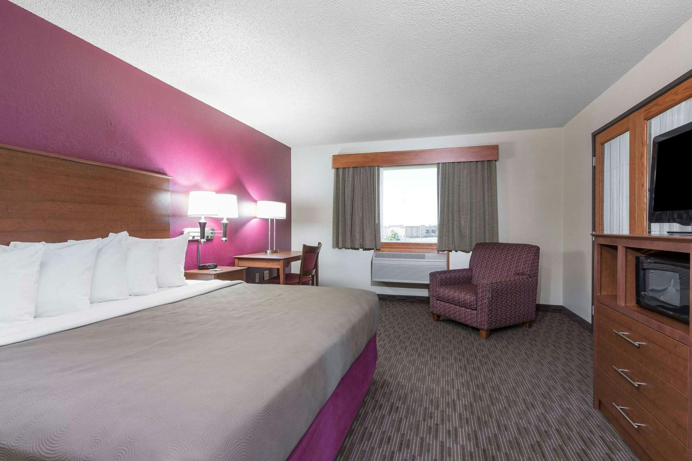 Hotel AmericInn by Wyndham Baldwin photo 4