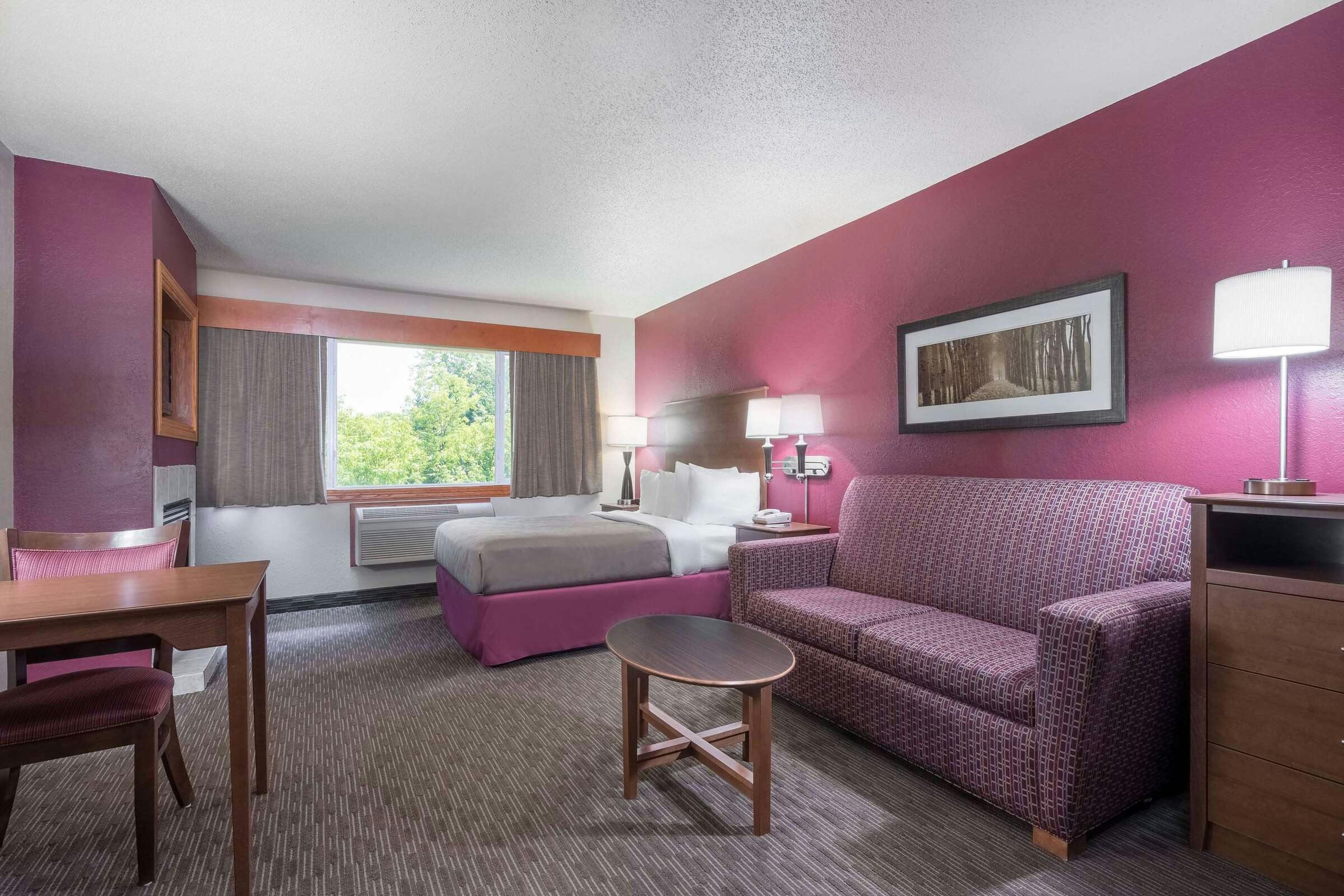 Hotel AmericInn by Wyndham Baldwin photo 2