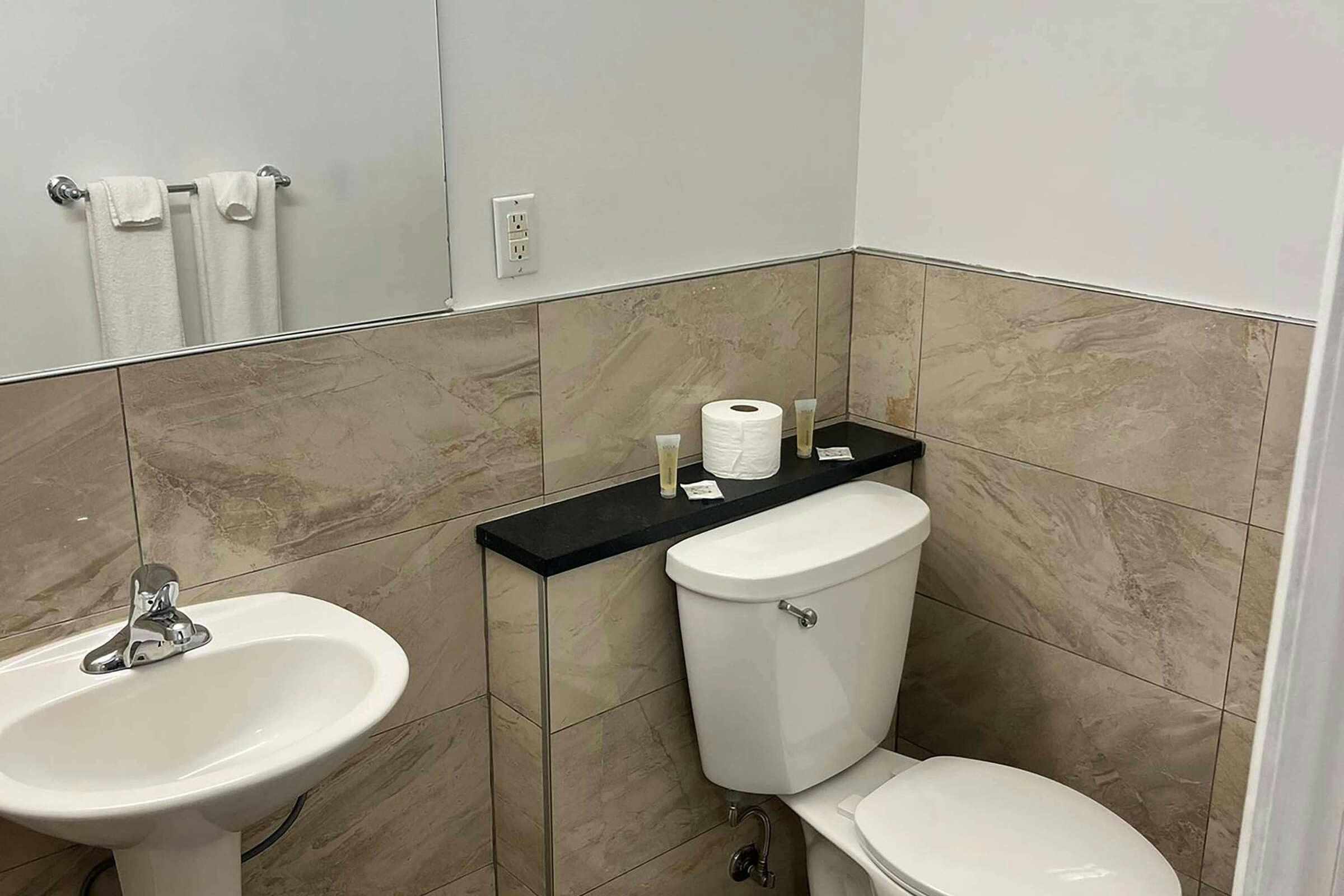 Hotel Super 8 Montreal photo 5