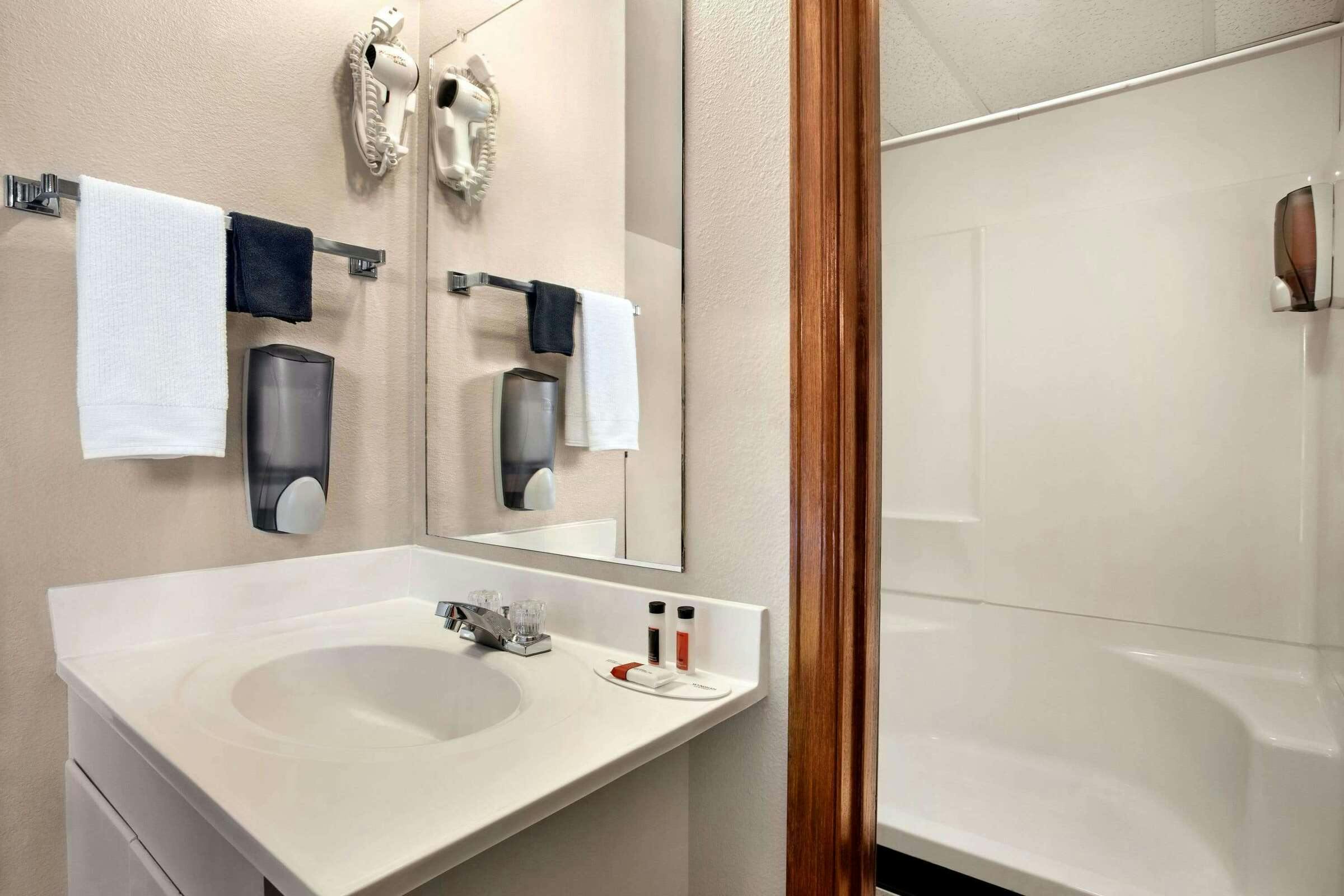 Hotel Travelodge Guernsey photo 3
