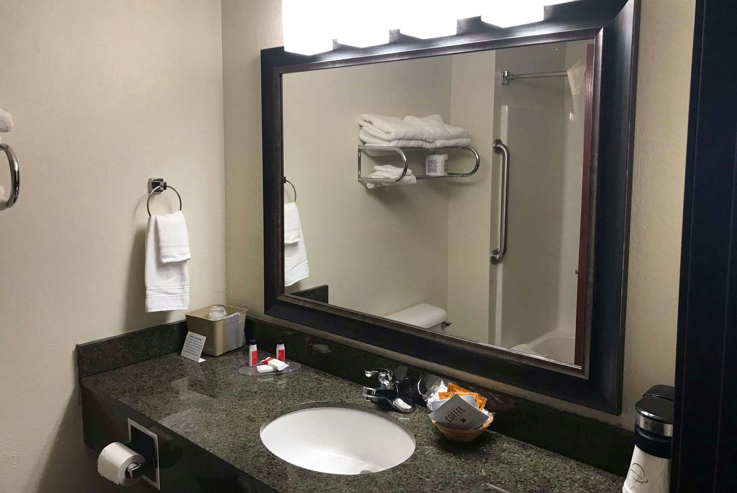 Hotel AmericInn by Wyndham Maquoketa photo 5