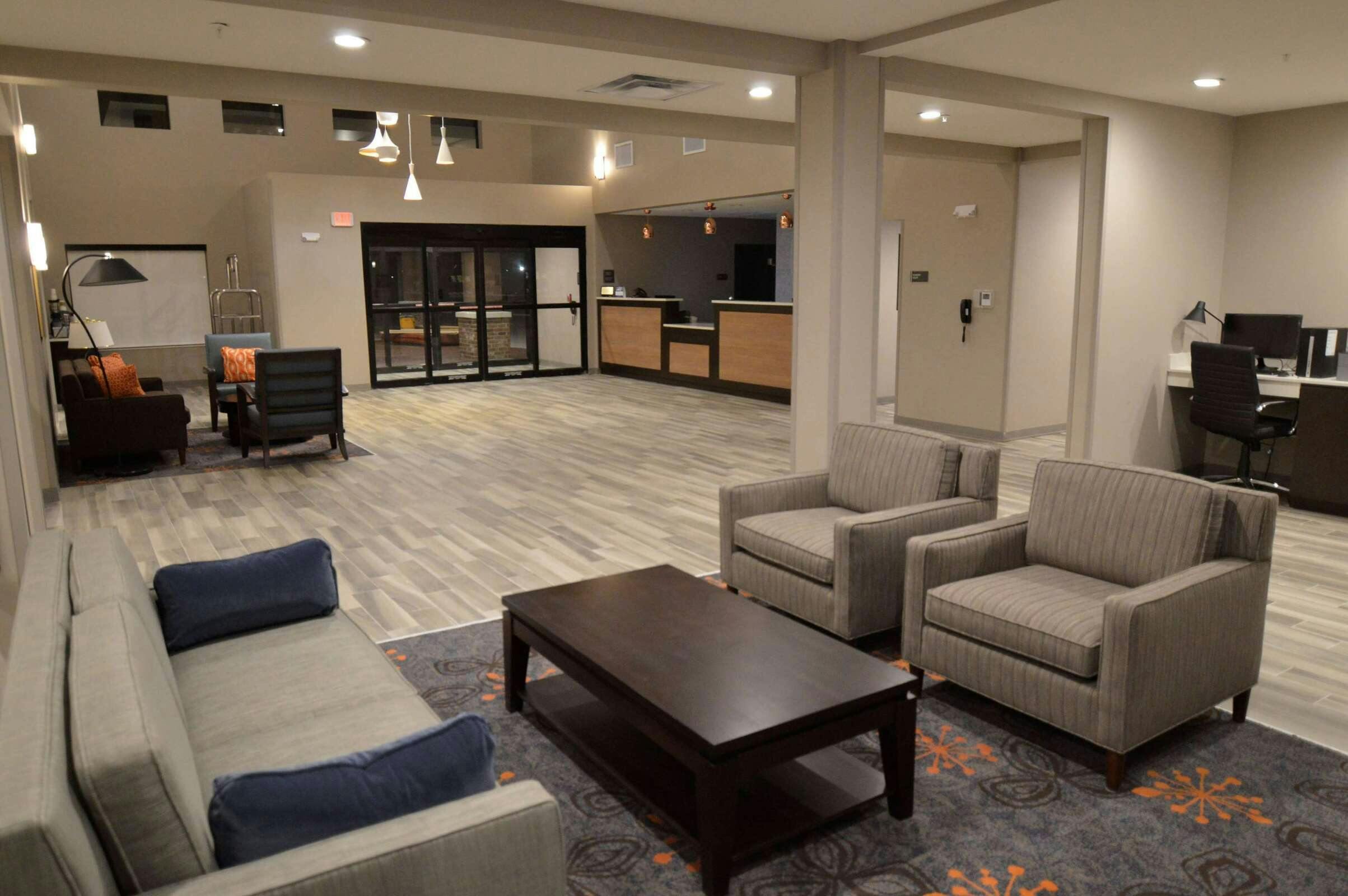 Hotel Wyndham Garden New Roads photo 4