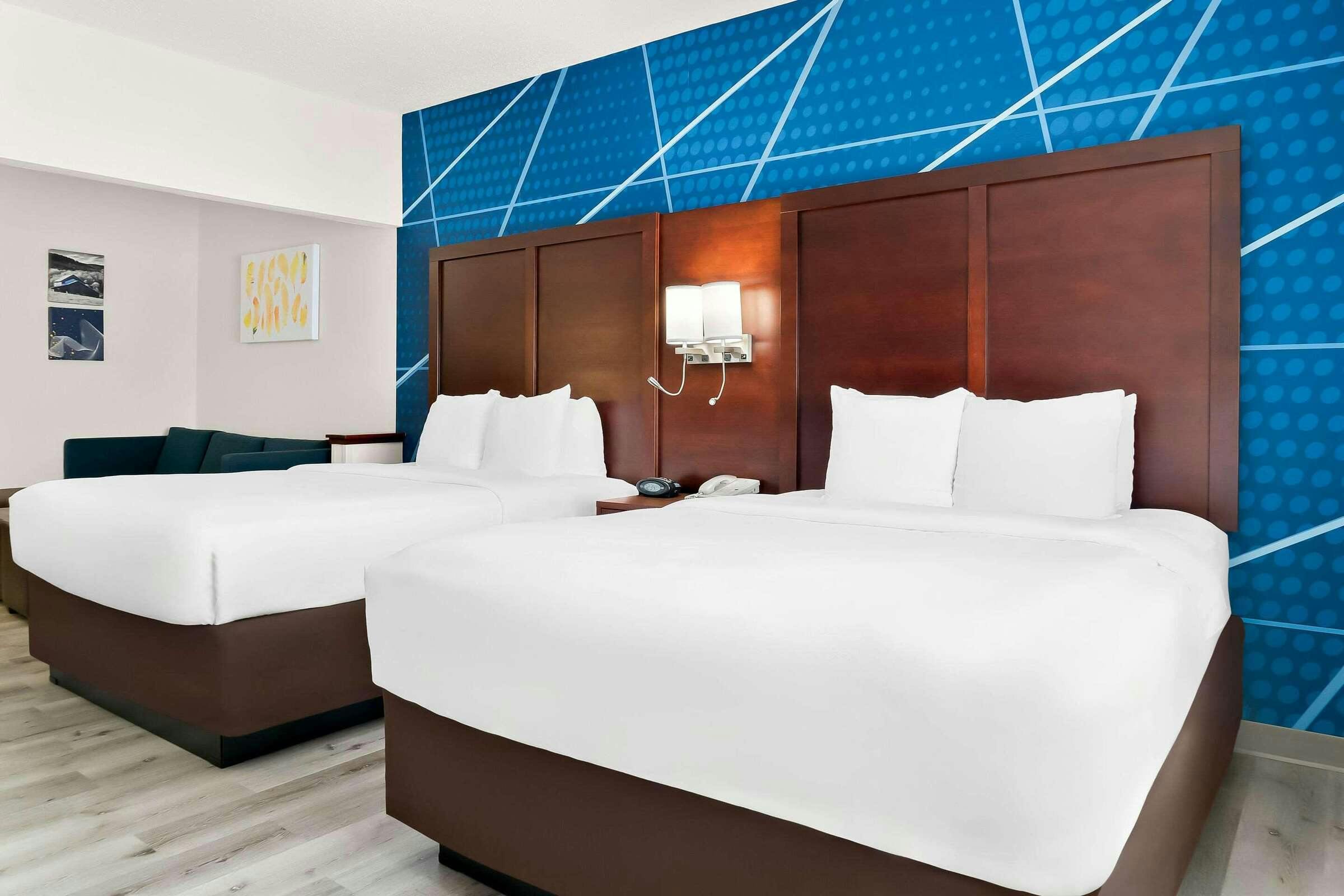 Hotel Comfort Suites Southfield/Detroit photo 1