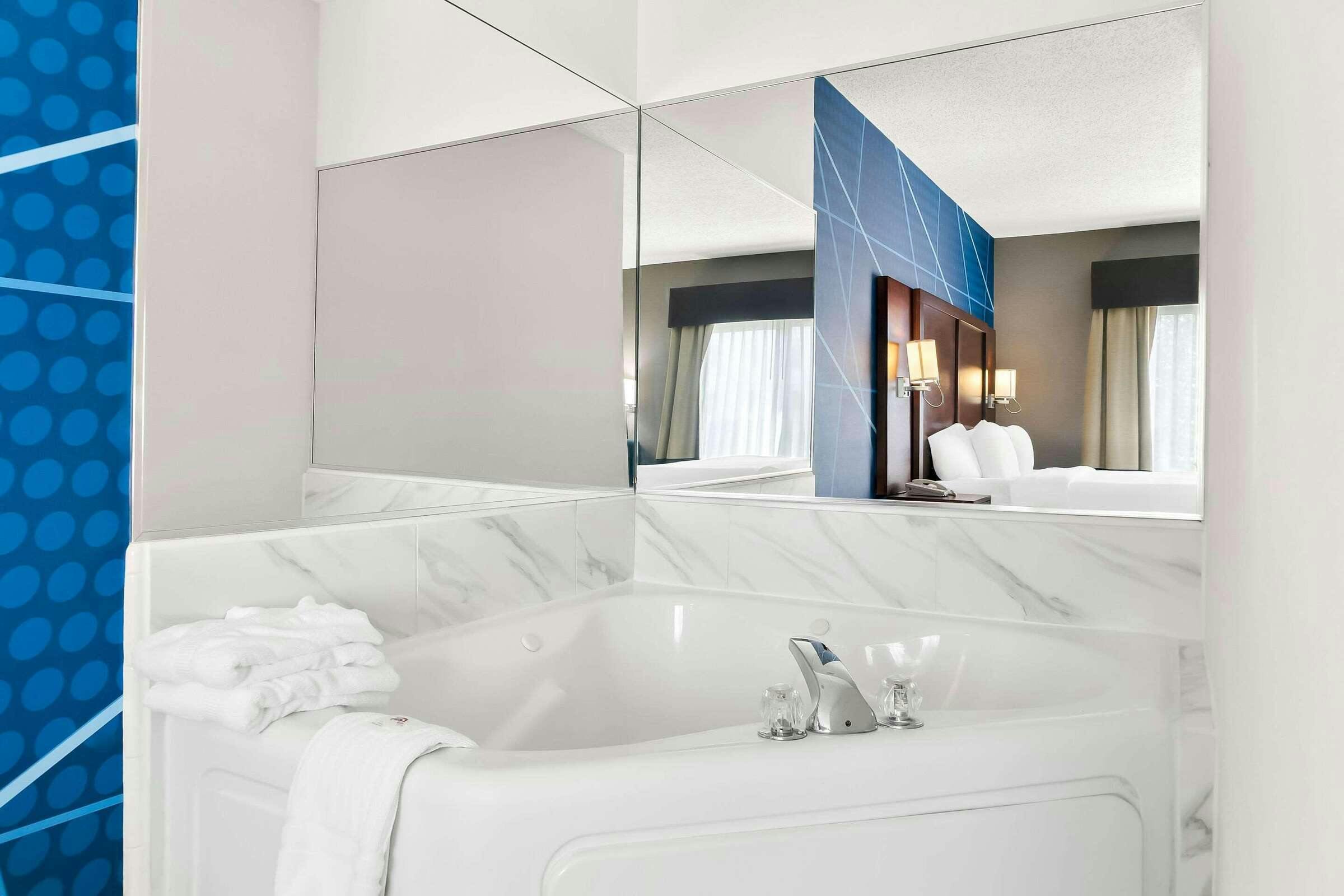 Hotel Comfort Suites Southfield/Detroit photo 2