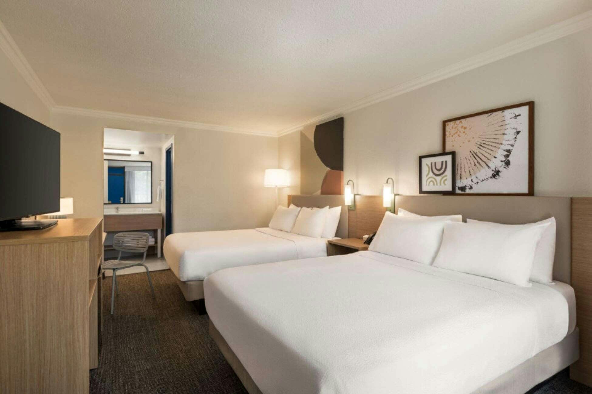 Hotel Spark by Hilton Sarasota Siesta Key Gateway photo 2