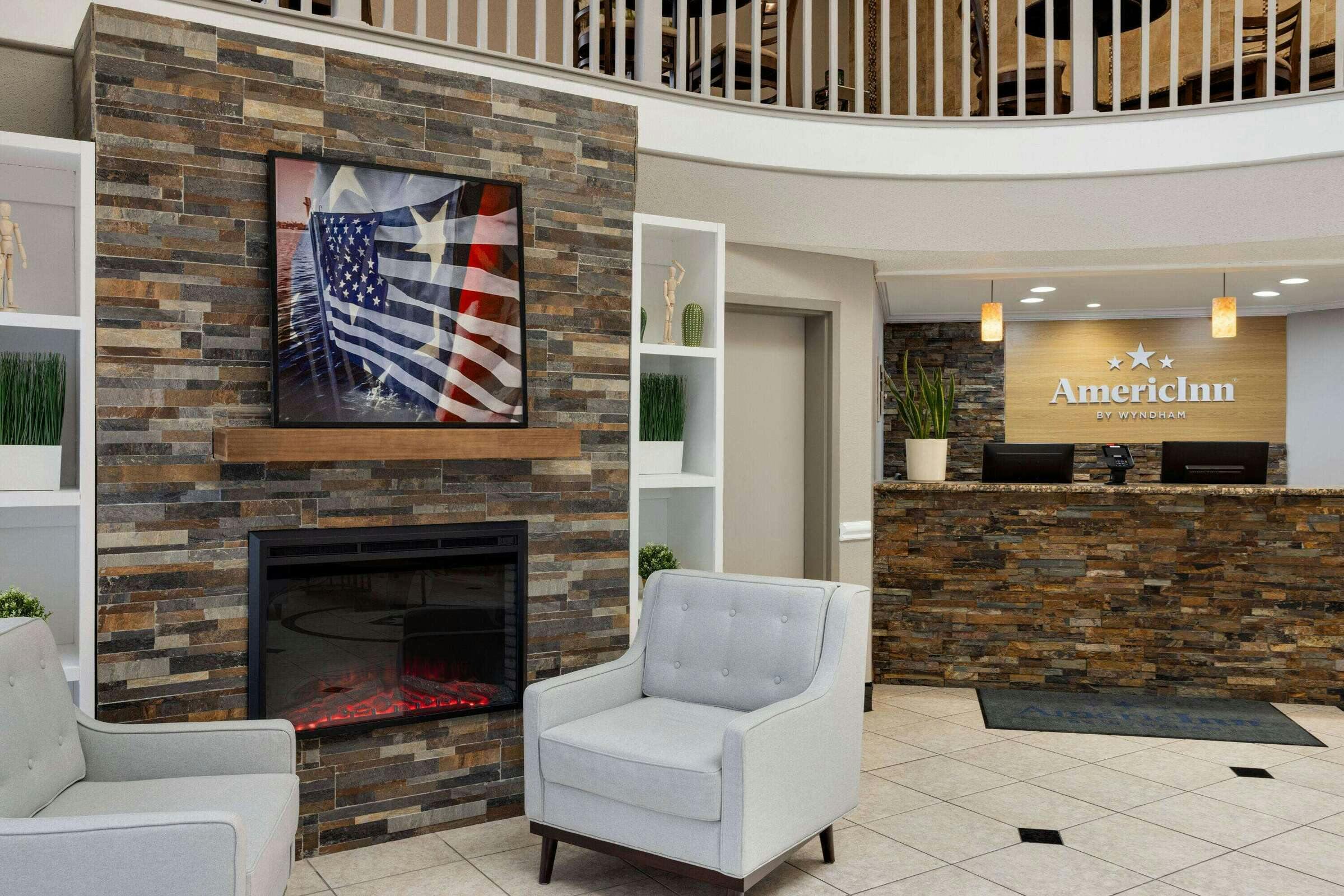 Hotel AmericInn by Wyndham Grand Rapids Airport North photo 3