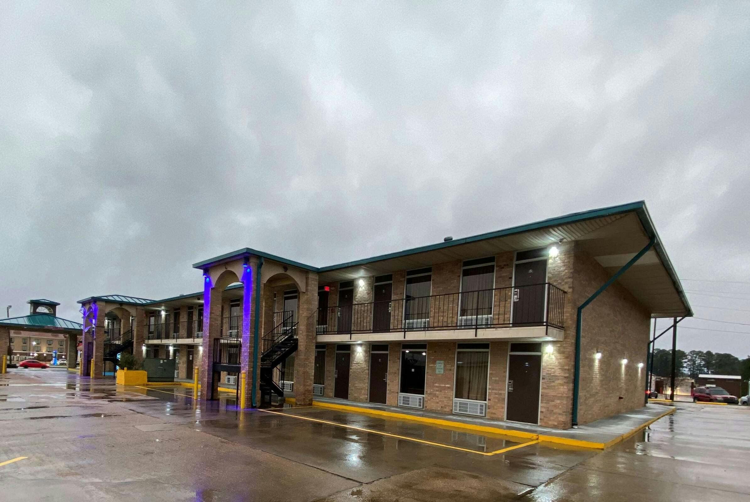 Hotel Days Inn by Wyndham Forest photo 1