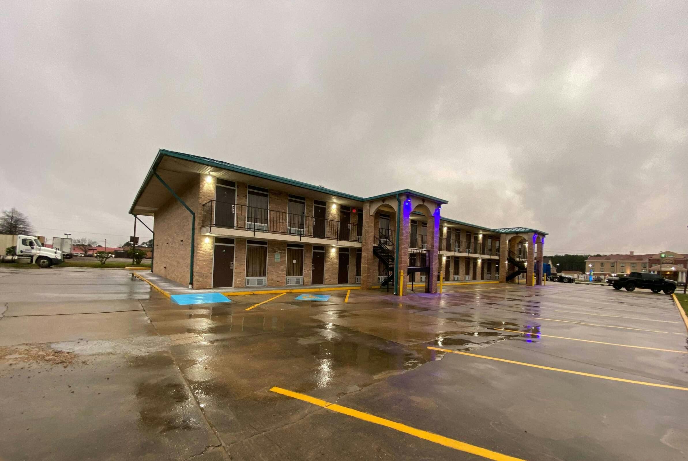 Hotel Days Inn by Wyndham Forest photo 3