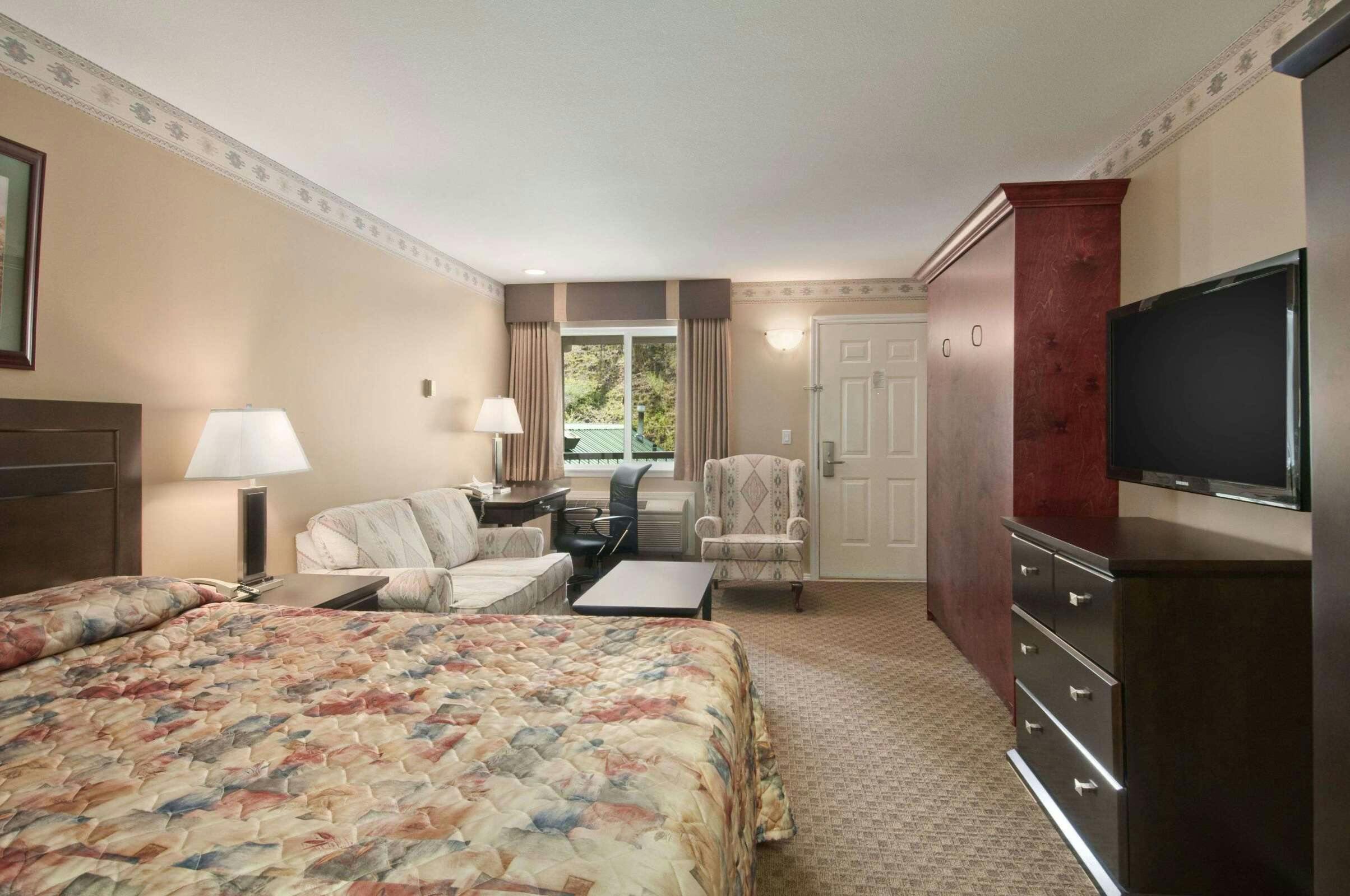 Hotel Travelodge by Wyndham Kamloops Mountview photo 1