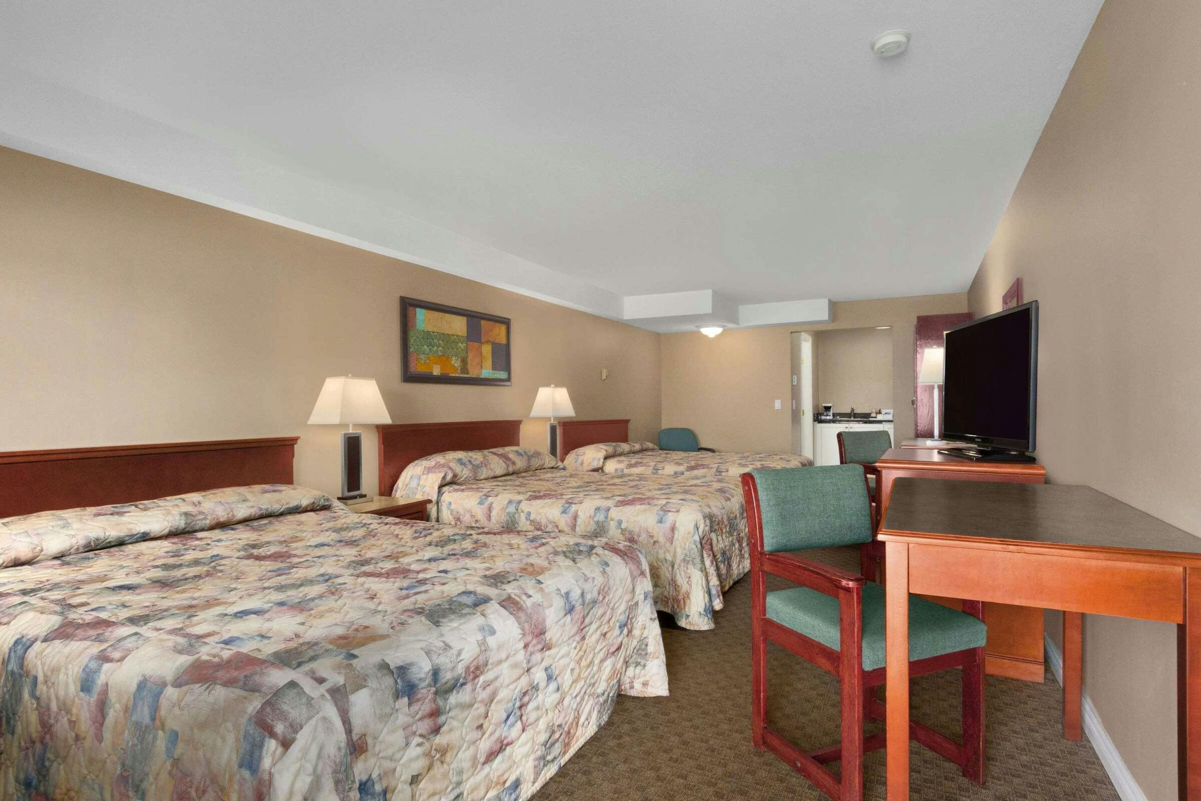 Hotel Travelodge by Wyndham Kamloops Mountview photo 3