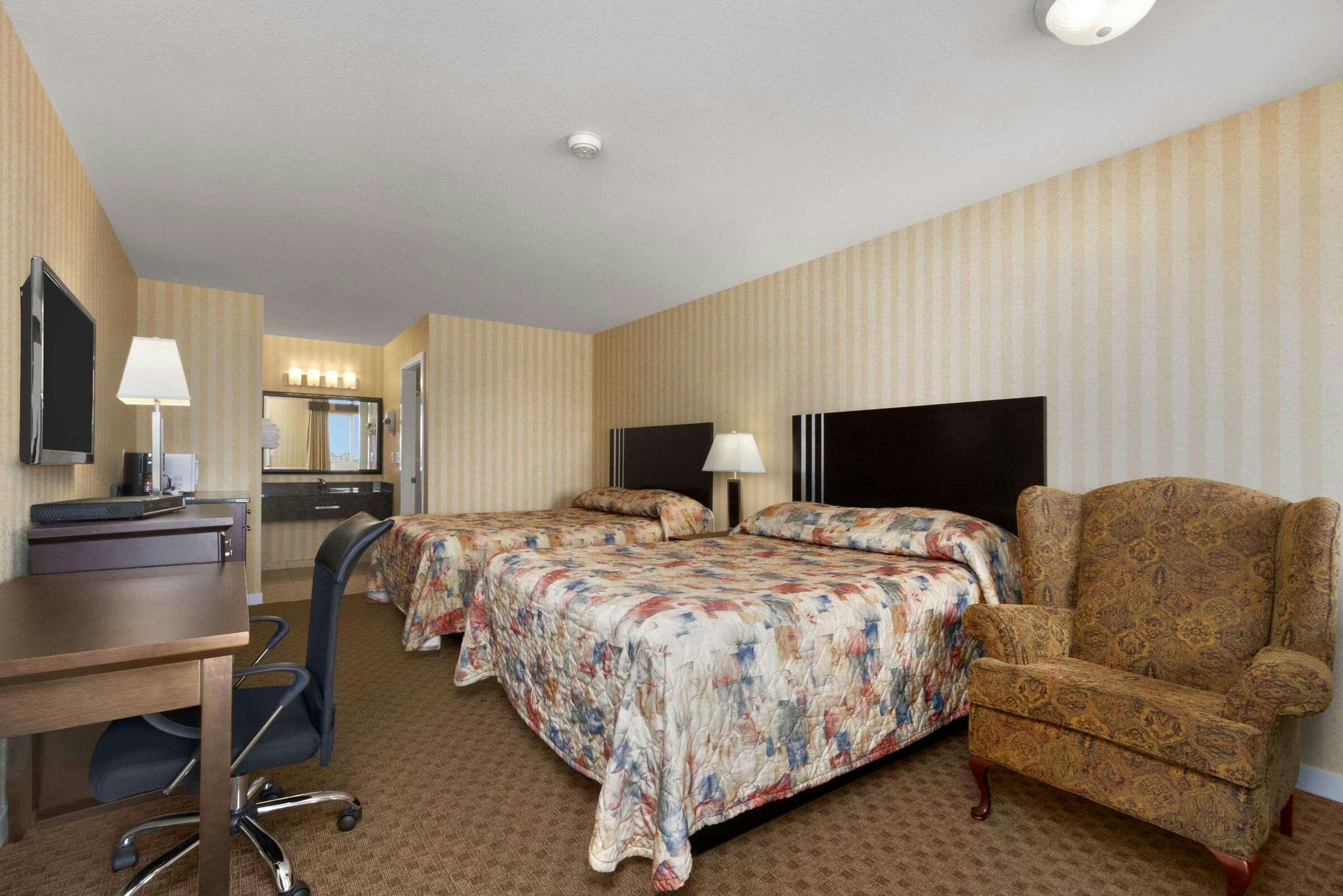 Hotel Travelodge by Wyndham Kamloops Mountview photo 4