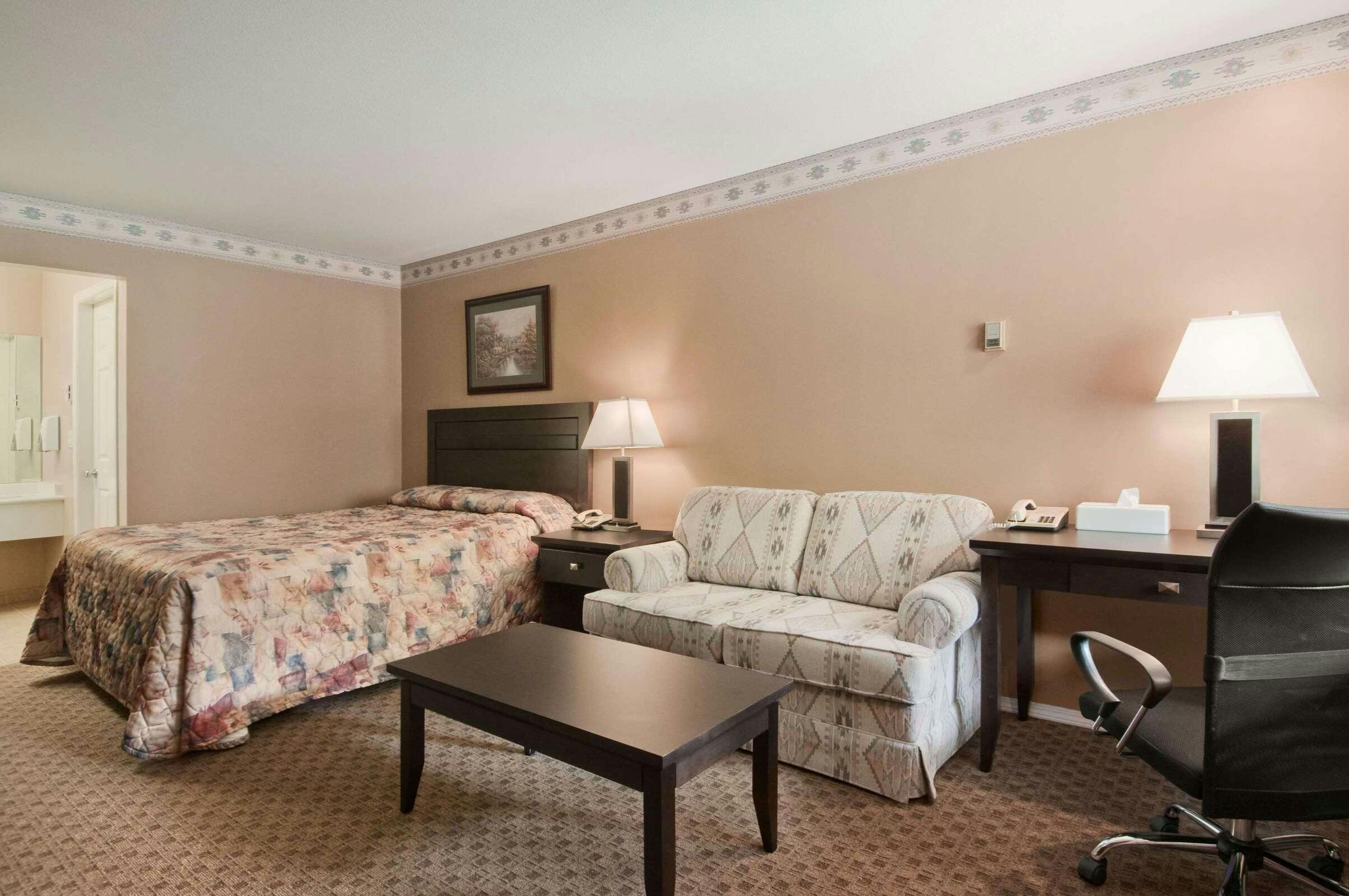 Hotel Travelodge by Wyndham Kamloops Mountview photo 5