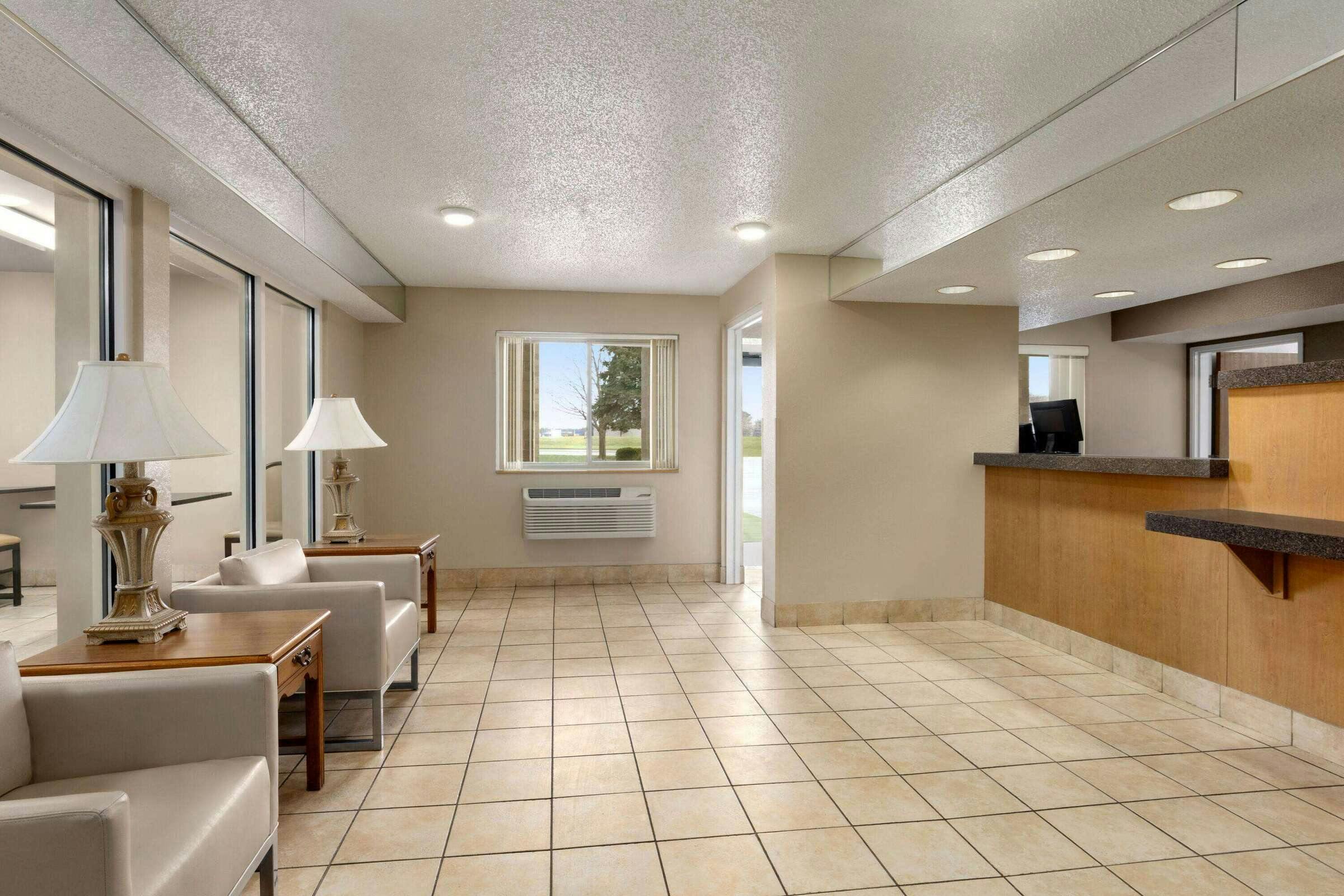 Hotel Super 8 by Wyndham Joliet I-55 N/Chicago photo 1