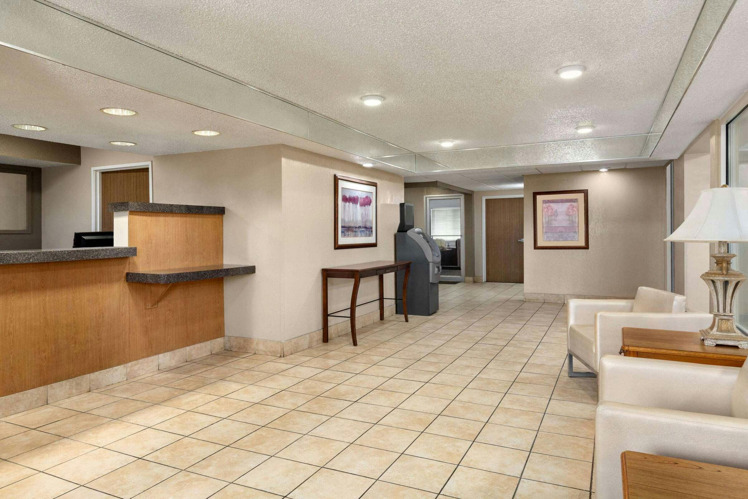 Hotel Super 8 by Wyndham Joliet I-55 N/Chicago photo 2