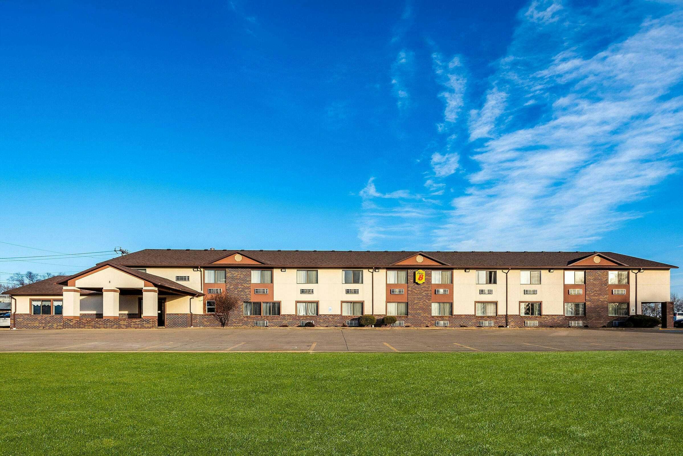 Hotel Super 8 by Wyndham Oelwein photo 2