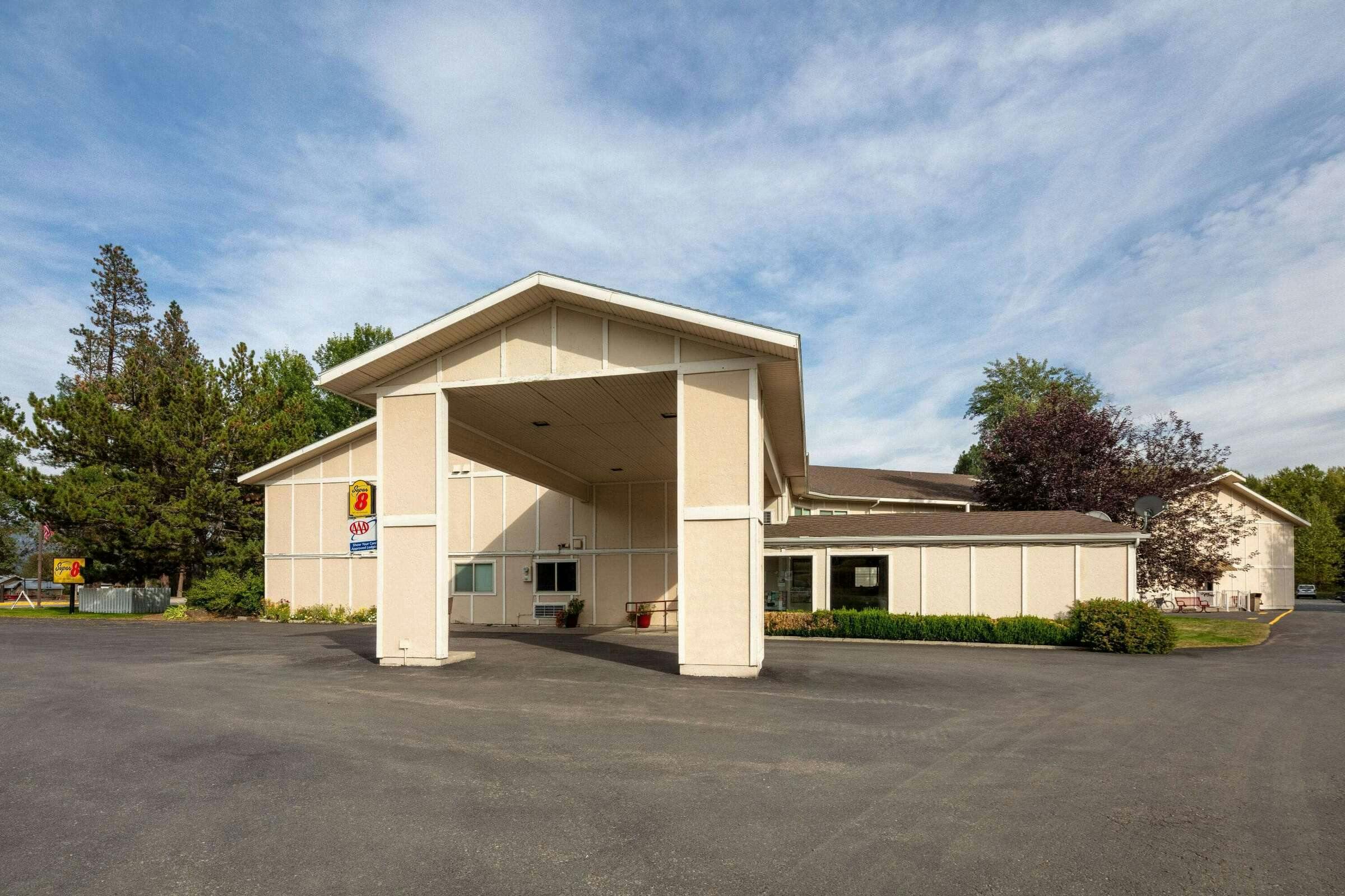 Super 8 by Wyndham St. Regis