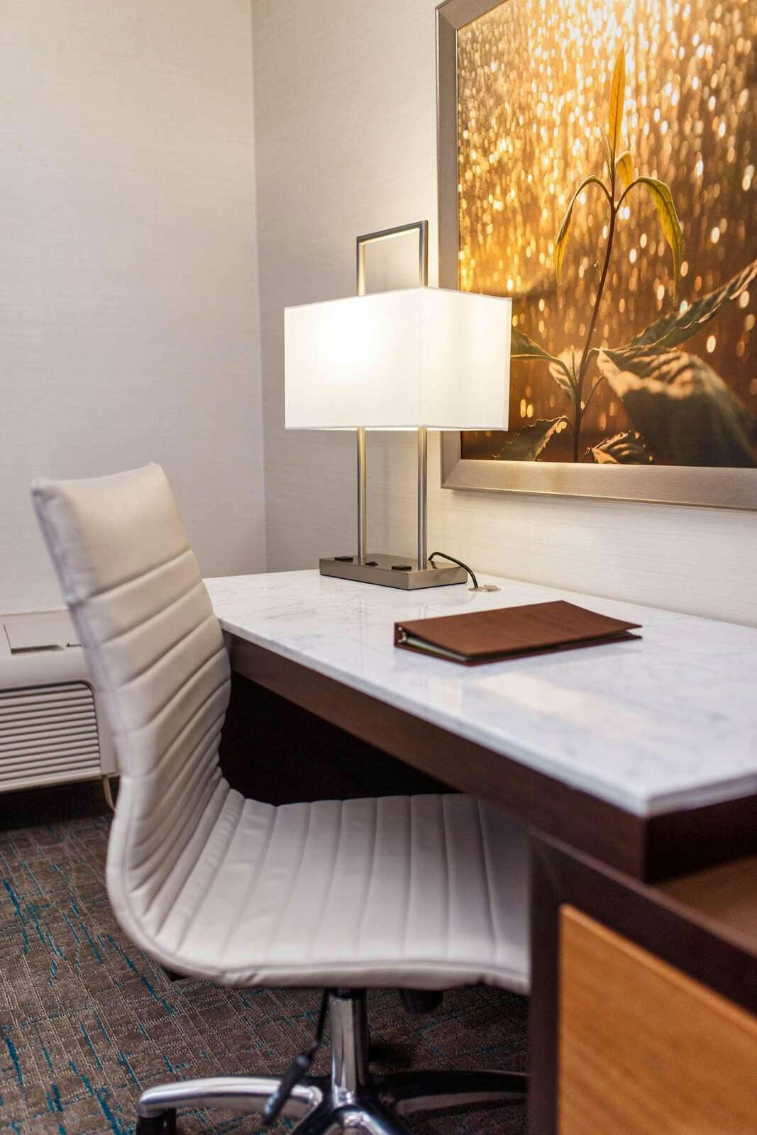 Hotel DoubleTree by Hilton Neenah photo 2