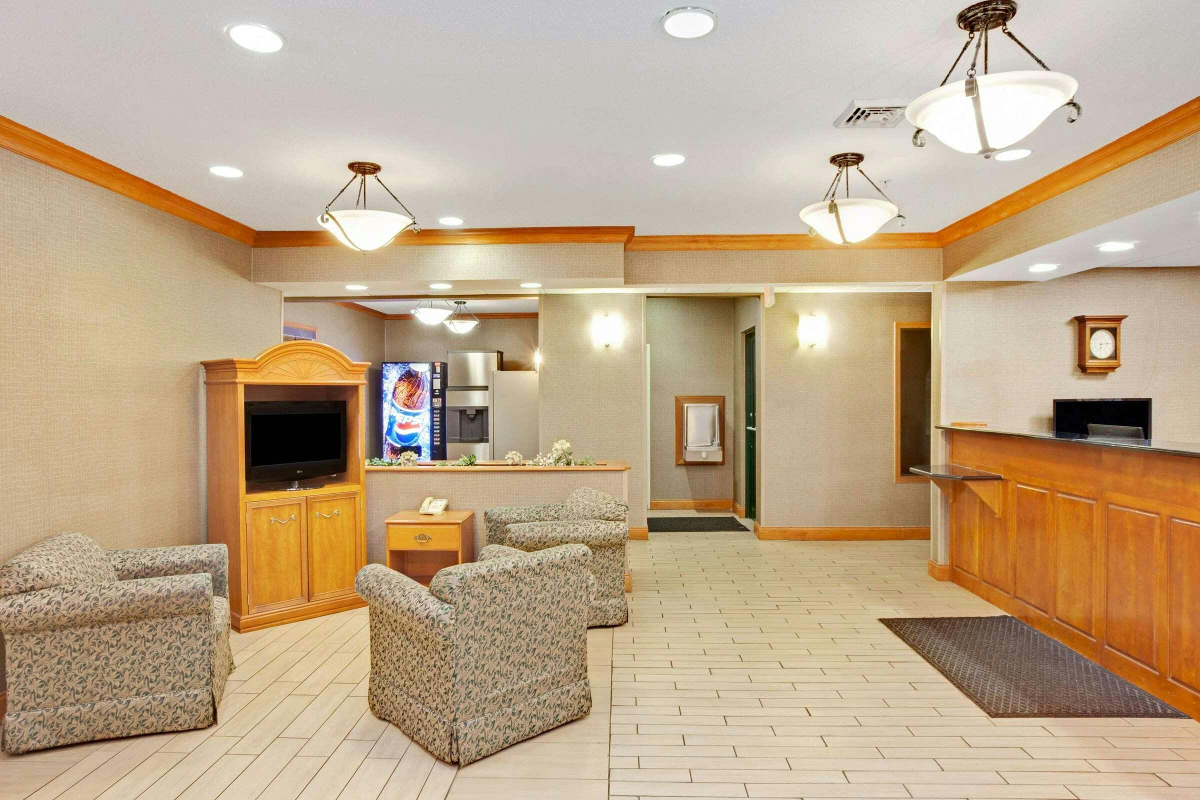 Hotel Super 8 by Wyndham South Bend photo 1