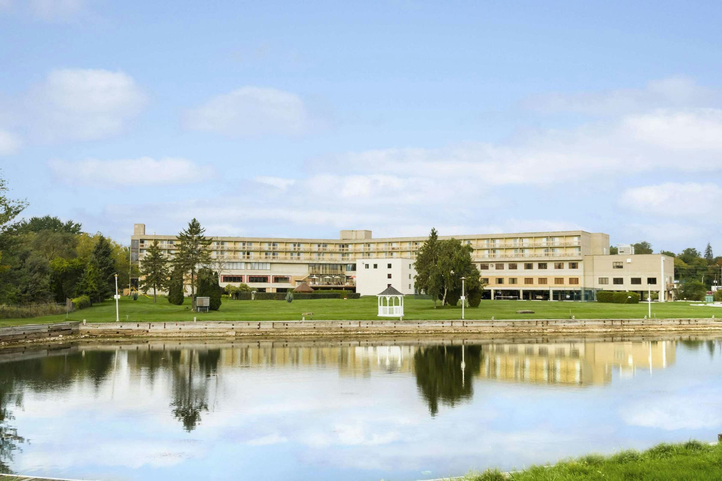 Ramada Belleville Harbourview