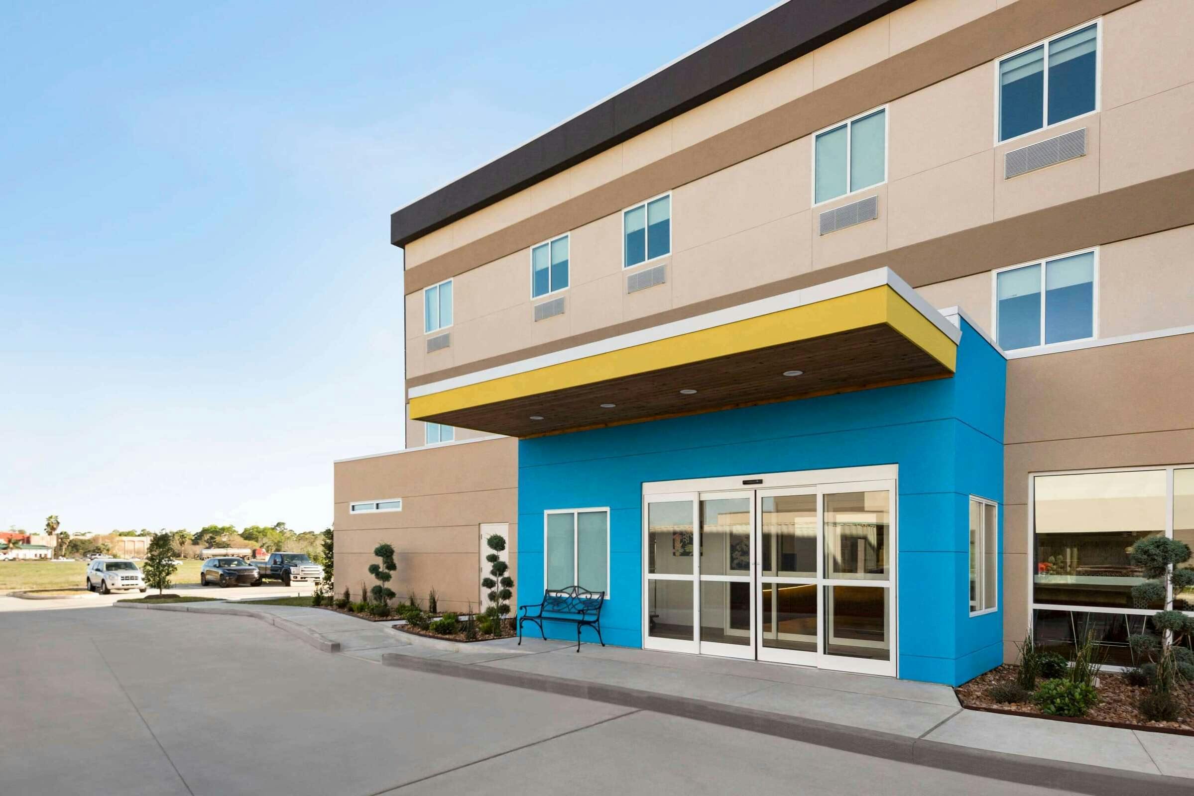 Days Inn & Suites by Wyndham Beaumont West / I-10 & Walden
