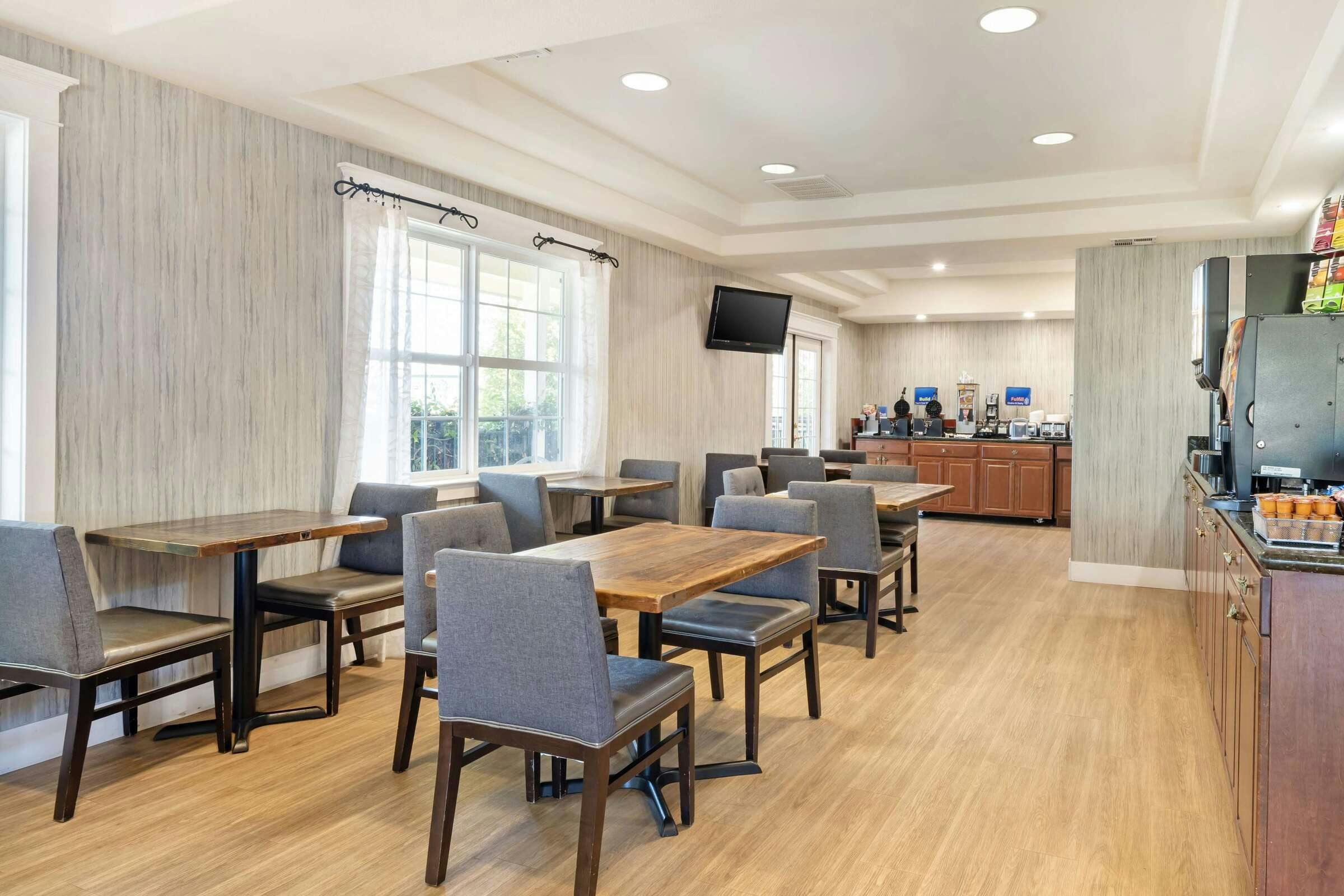 Hotel Best Western Cedar Inn & Suites photo 2