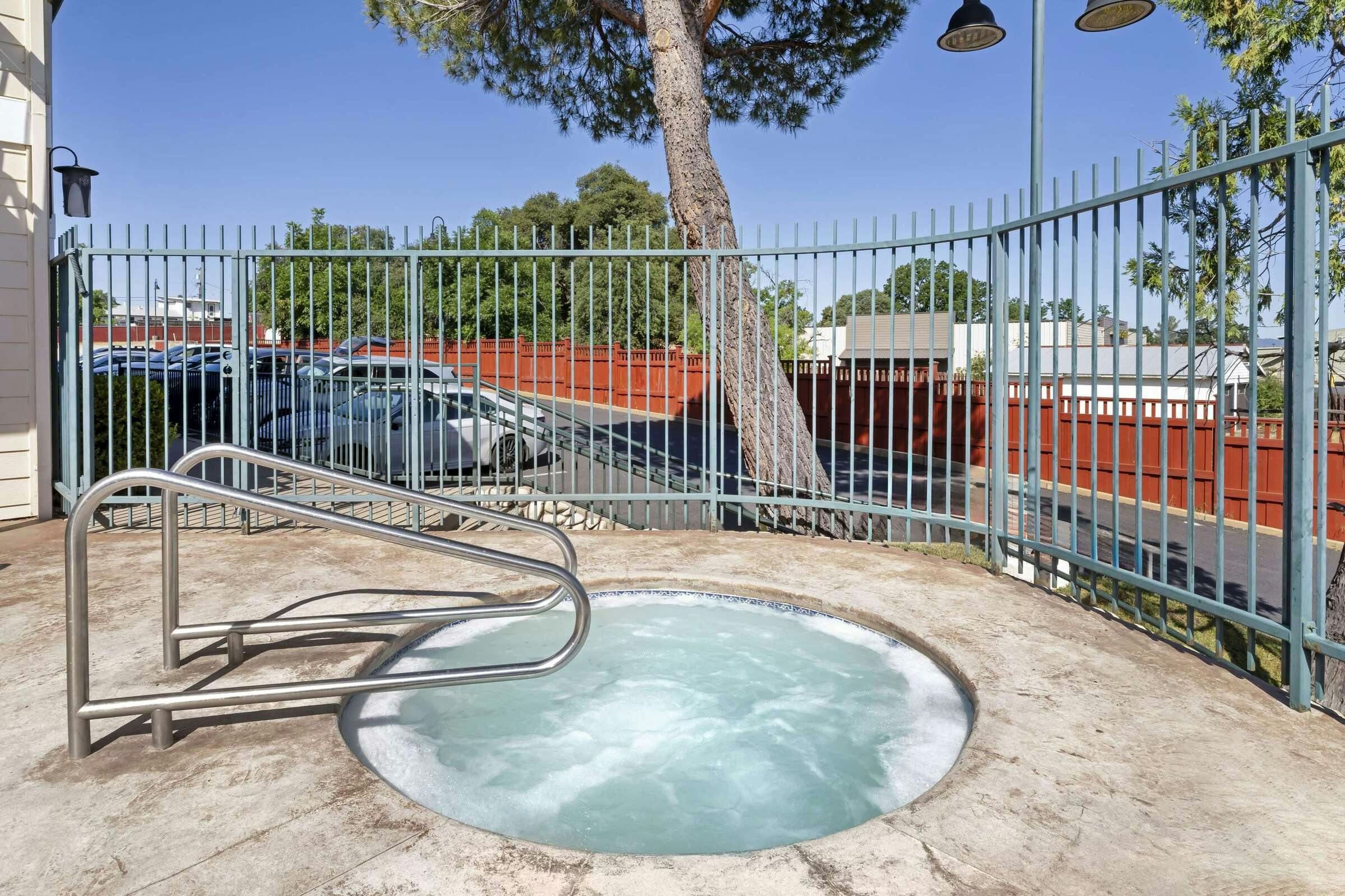 Hotel Best Western Cedar Inn & Suites photo 5