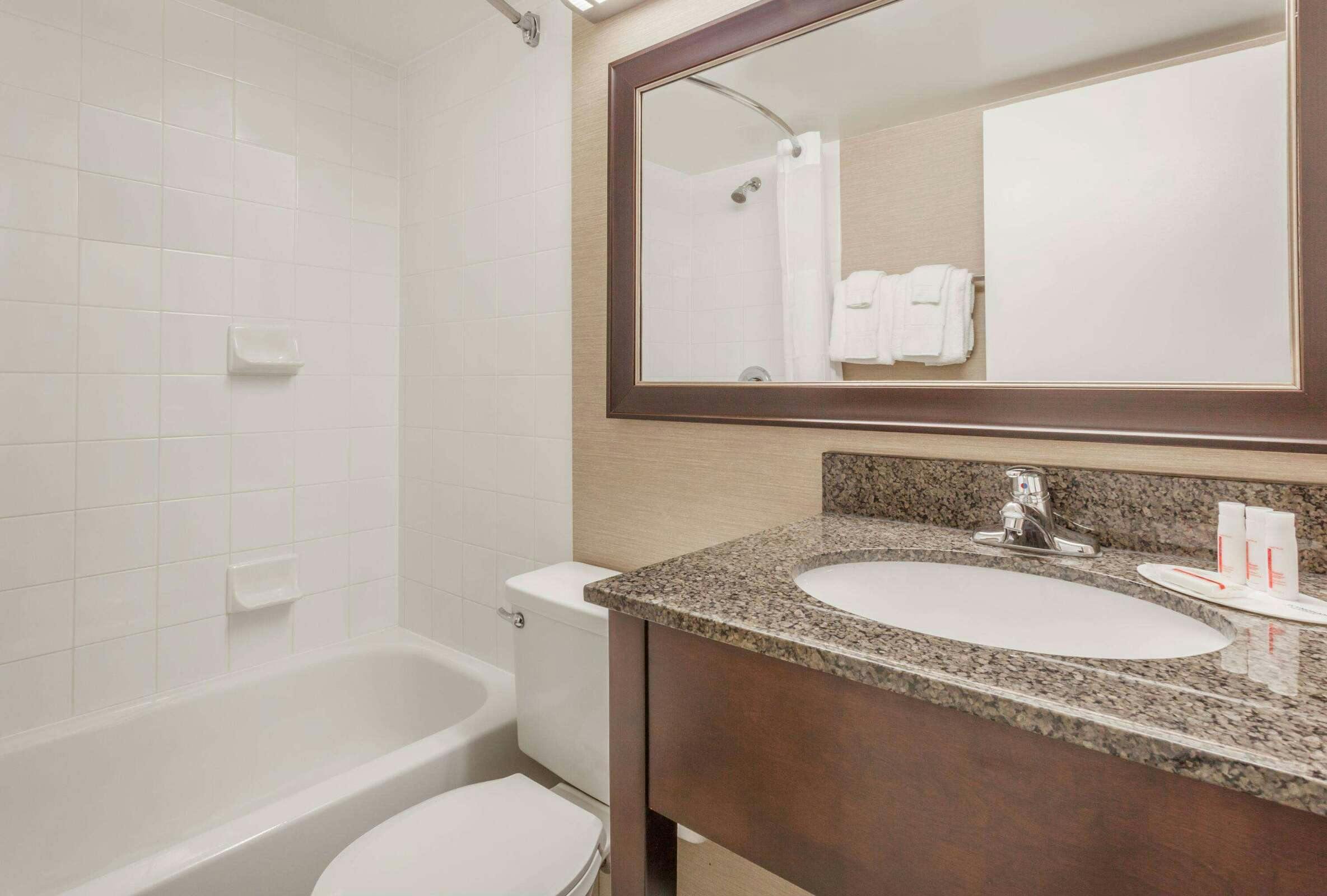 Hotel Baymont Inn Suites Red Deer photo 4
