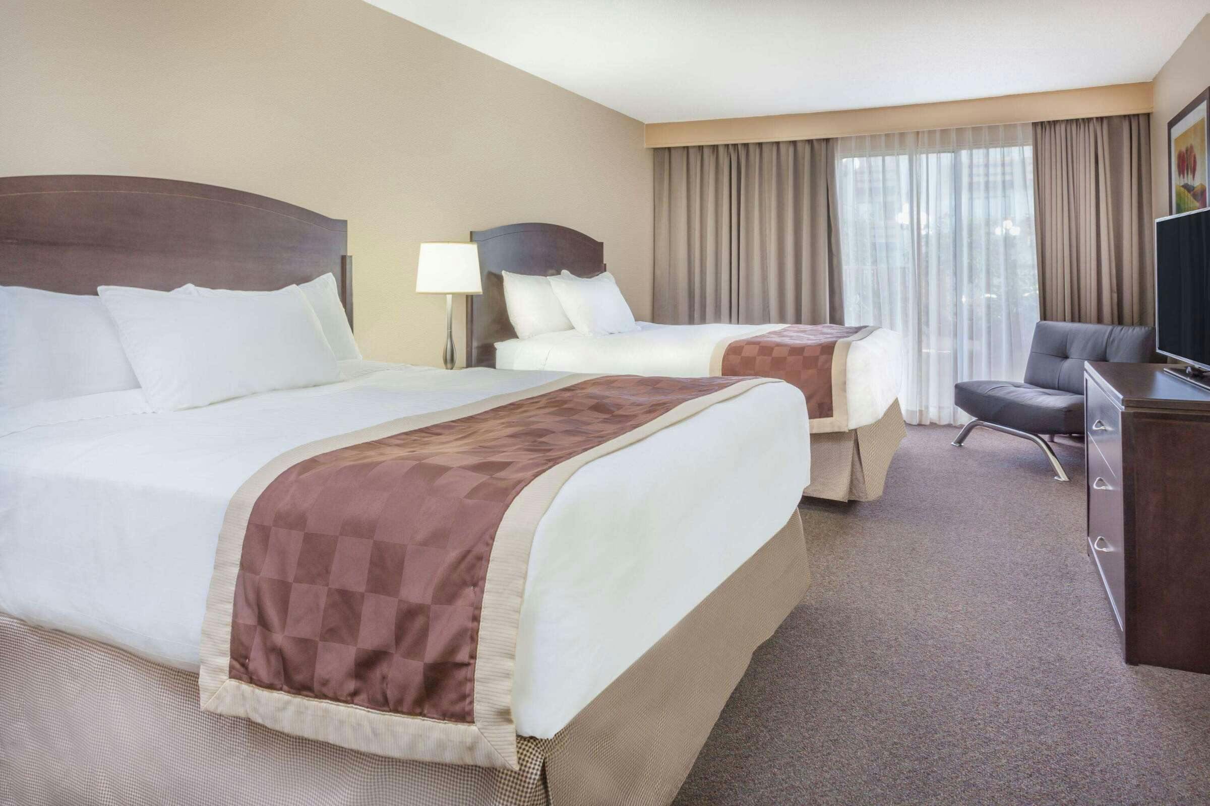Hotel Baymont Inn Suites Red Deer photo 5