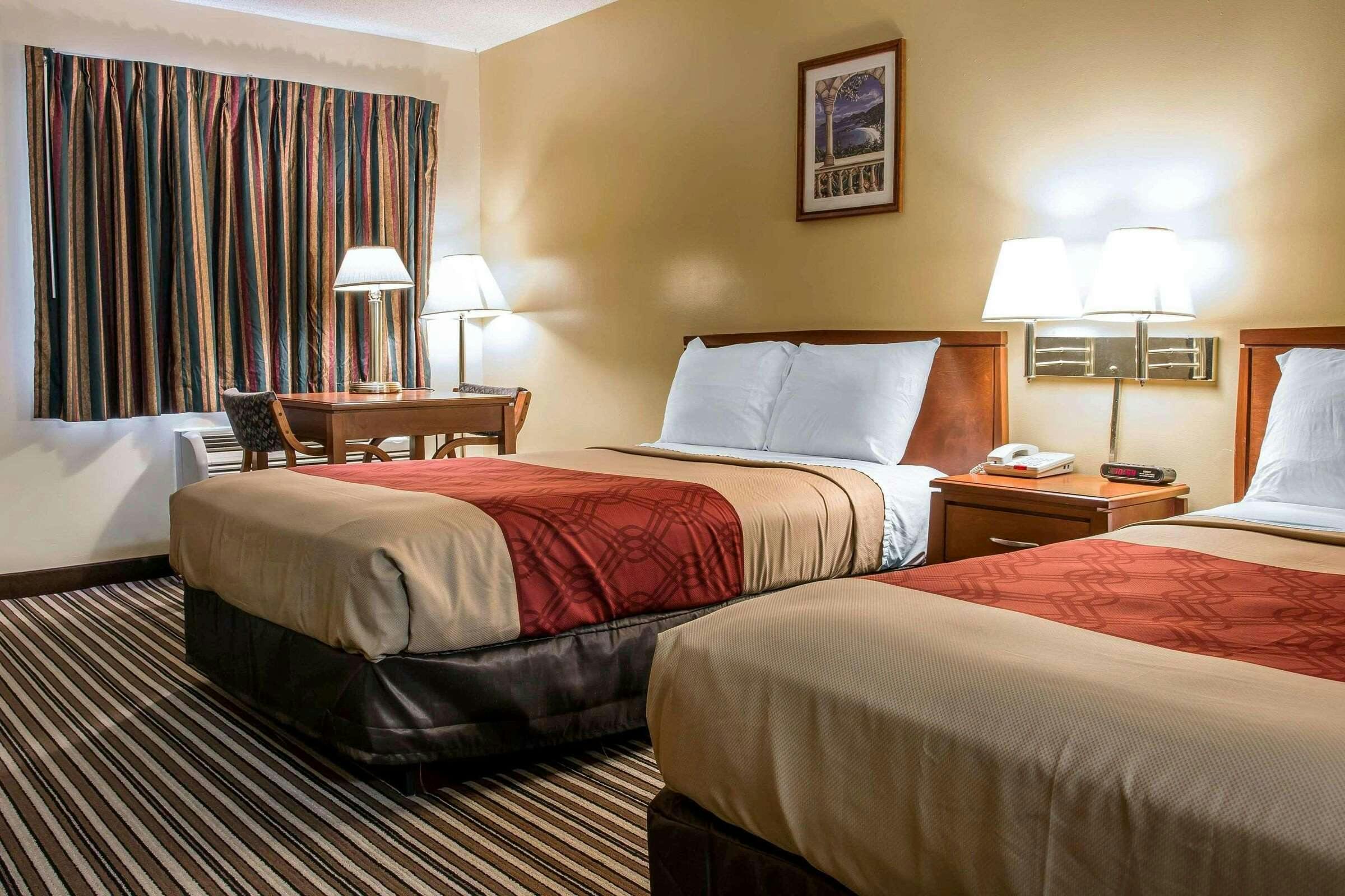 Hotel Econo Lodge Paw Paw MI photo 3