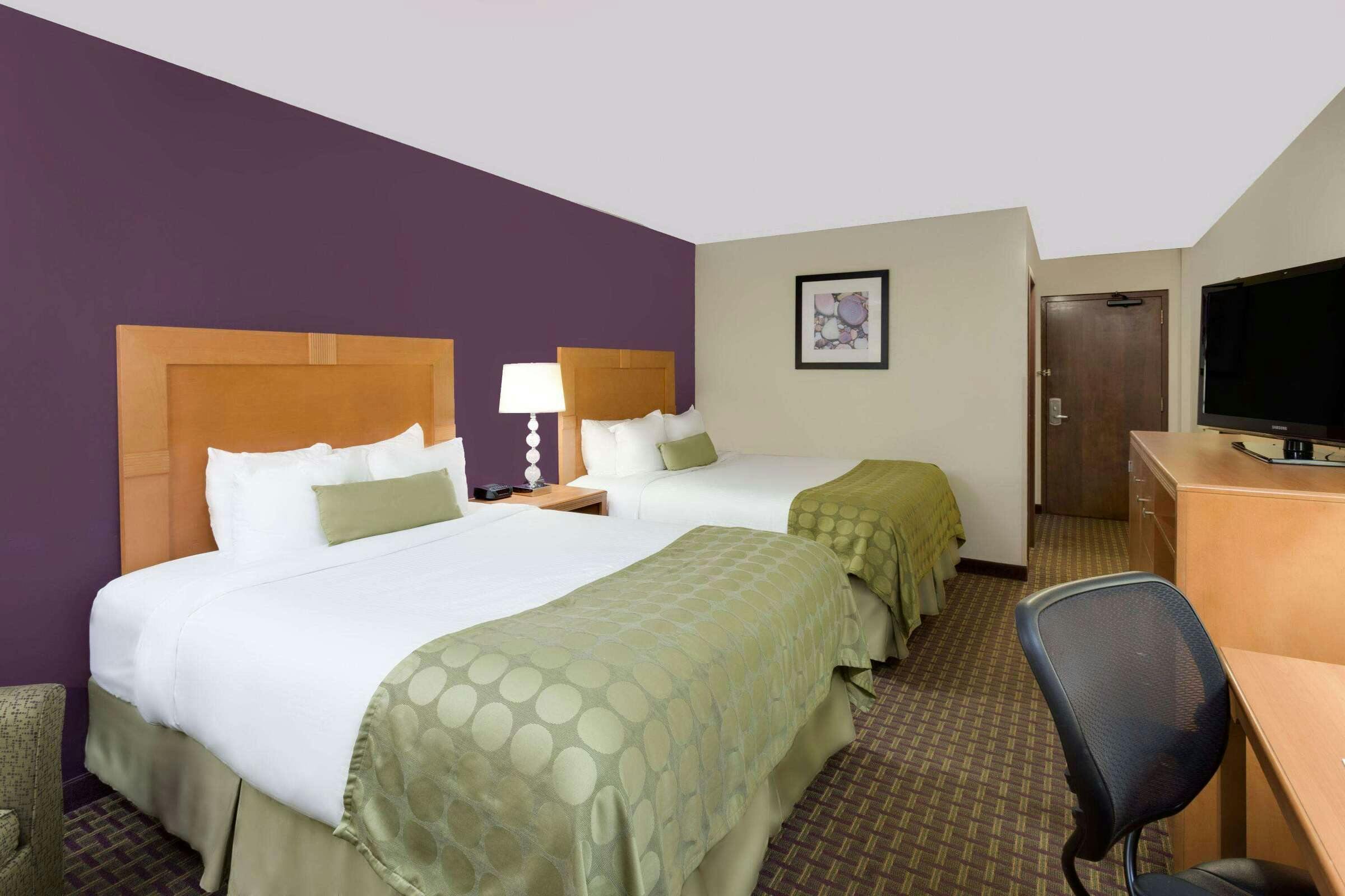 Hotel Ramada by Wyndham Marquette photo 4