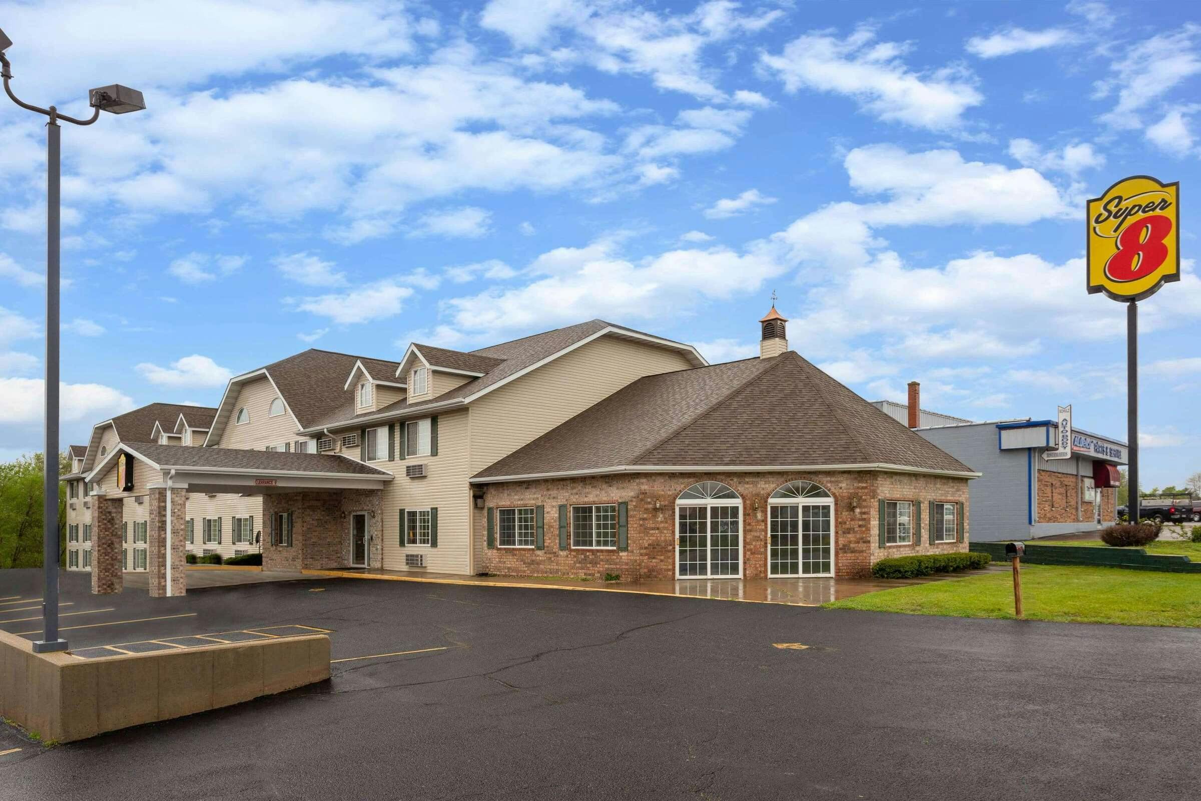 Hotel Super 8 by Wyndham Reedsburg photo 1