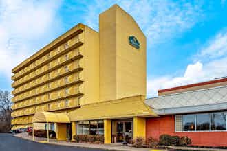 Hotel La Quinta Inn Ste Stamford NYC photo 1