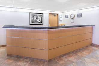 Hotel Super 8 Madison South photo 2