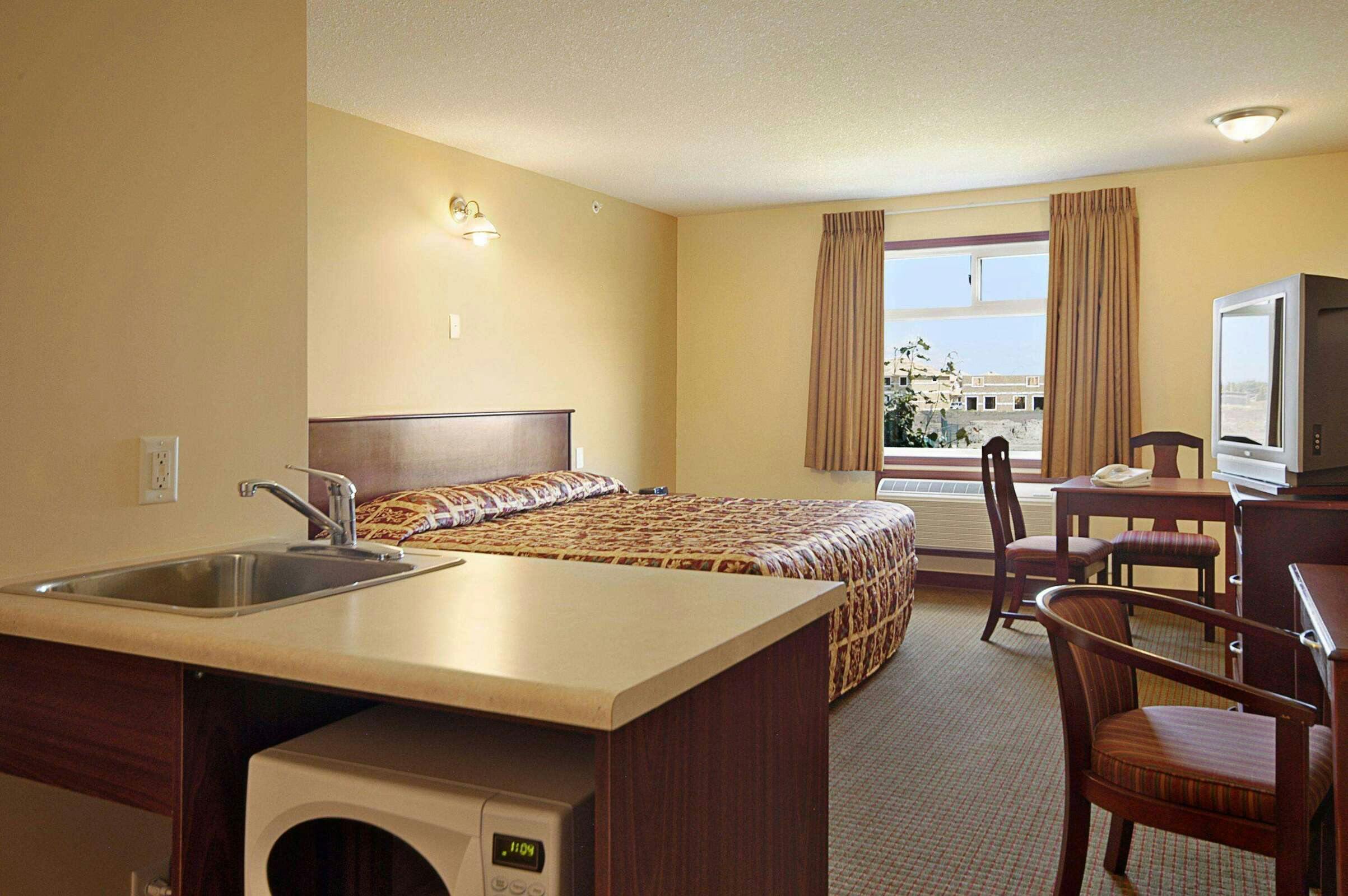 Hotel Super 8 by Wyndham Fort Saskatchewan photo 3